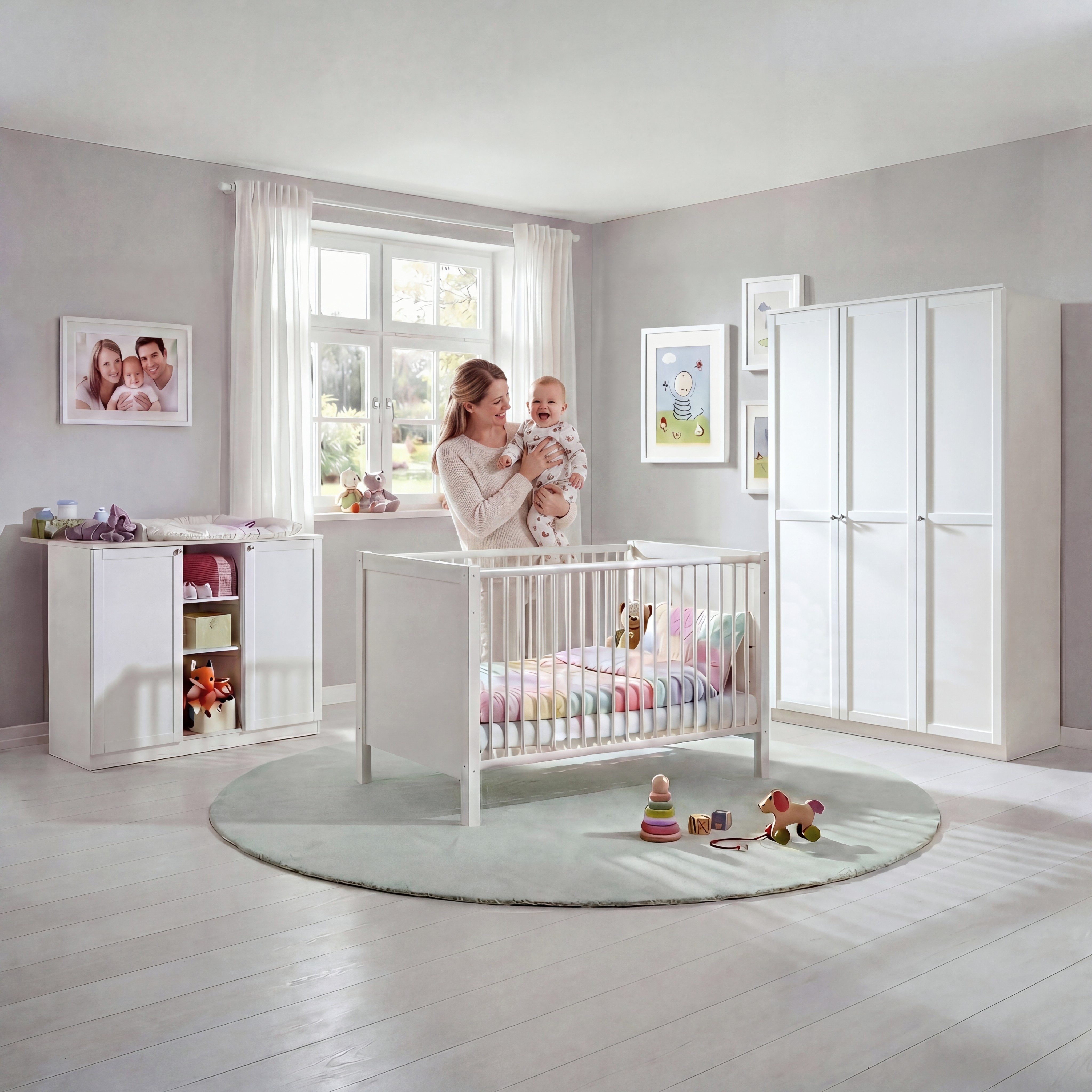 luma-home Babyzimmer-Komplettset 22803, (3-teilig – Babymöbel für Kinderzimmer mit Babybett 70x140 cm, Wickelkommode B122/H101/T75 cm), 3-tür. Kleiderschrank B135/H198/T58 cm, Soft-Close, Landhausstil Weiß