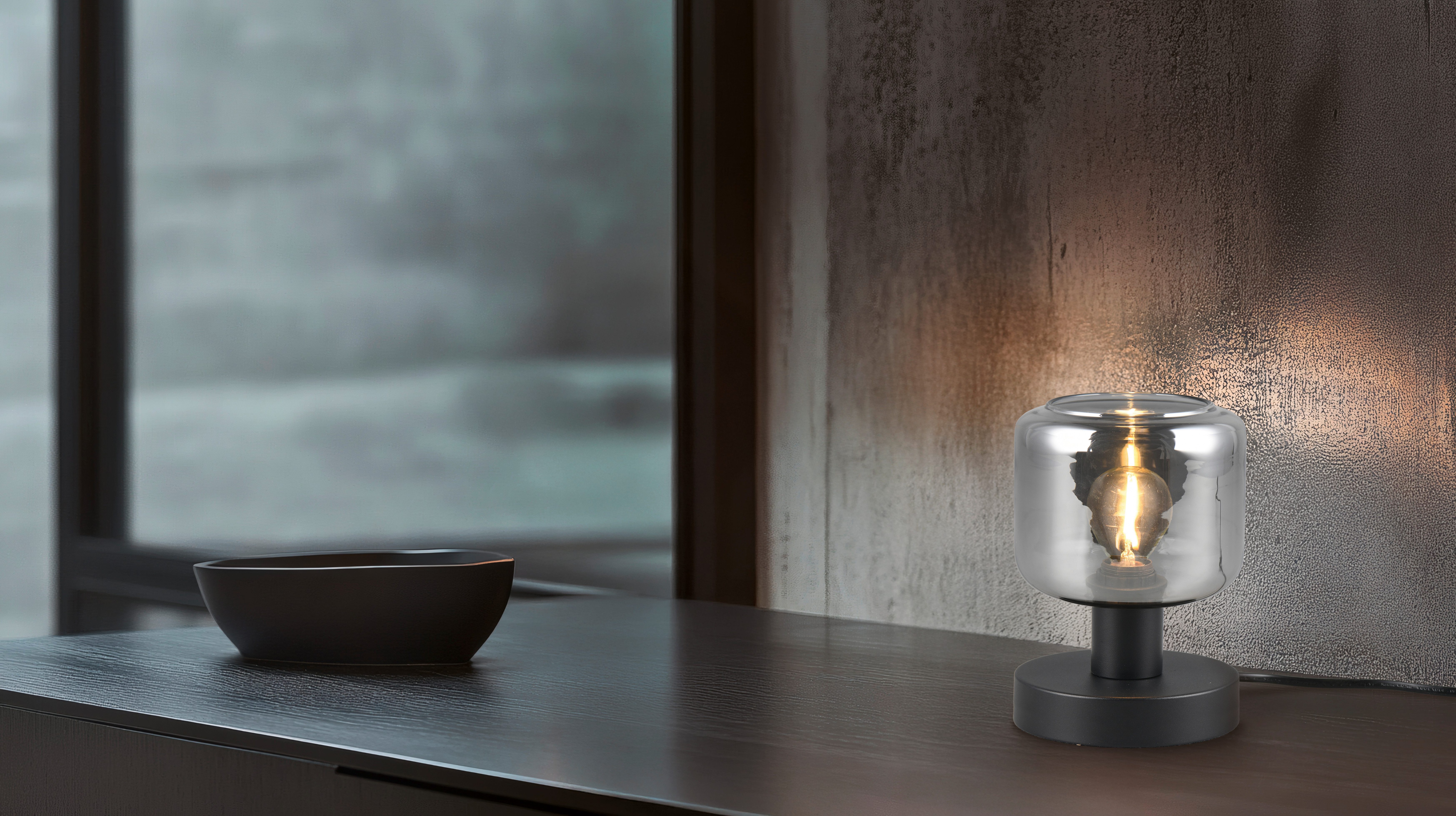 TRIO Leuchten Tischleuchte MATARO, Tischlampe mit Glasschirm, exkl 1x E14 max 10W, Schnurschalter, Ein-/Ausschalter, Leuchtmittel wechselbar, warmweiß - kaltweiß, mit chrombedampften Glas Lampenschirmen smokefarbig, Ø 12 cm H.18cm