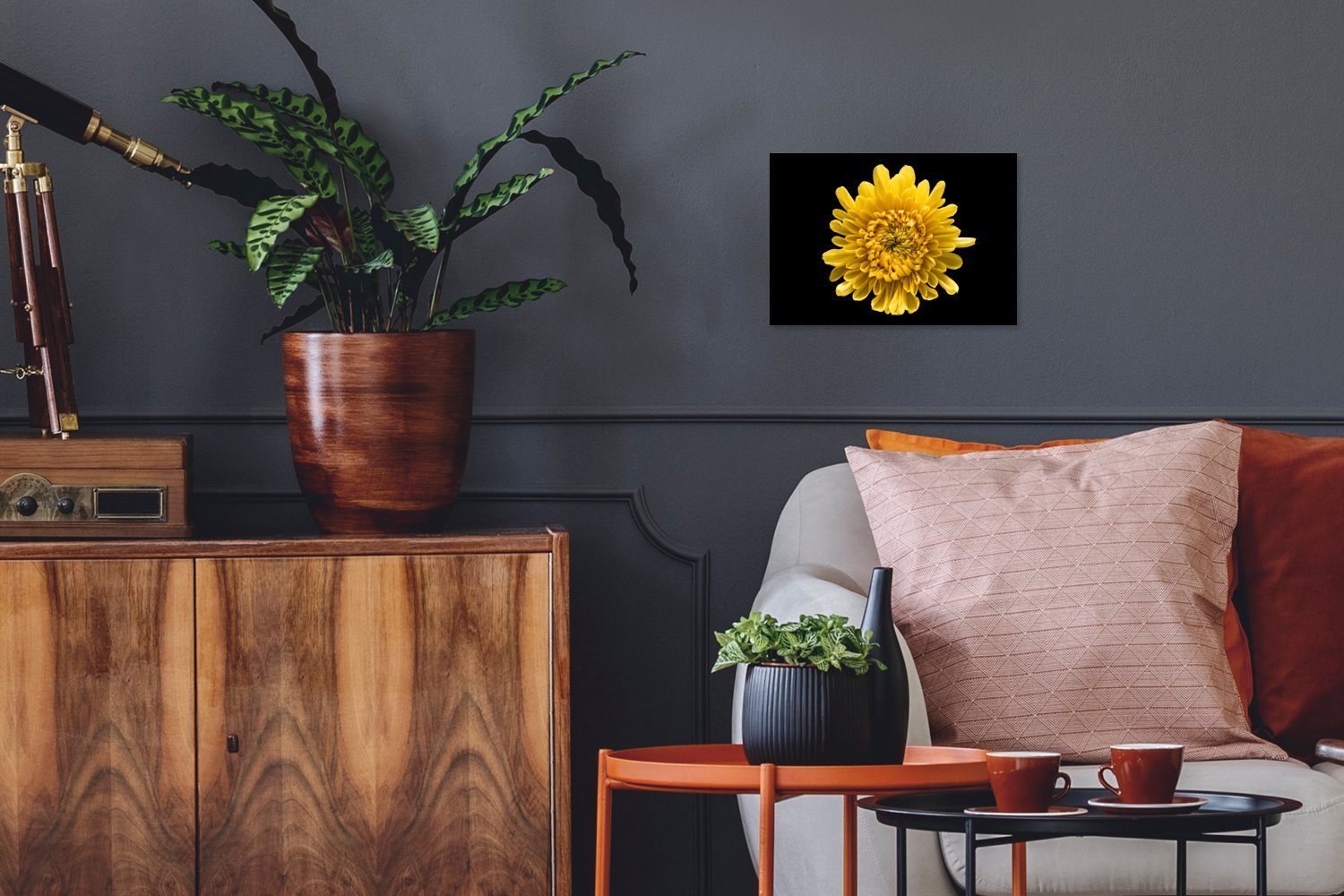 MuchoWow Poster Eine gelbe Chrysantheme auf schwarzem Hintergrund, (1 St), Gerahmtes Poster, Wanddeko, Bilder, Wandposter, Schwarzem Bilderrahmen