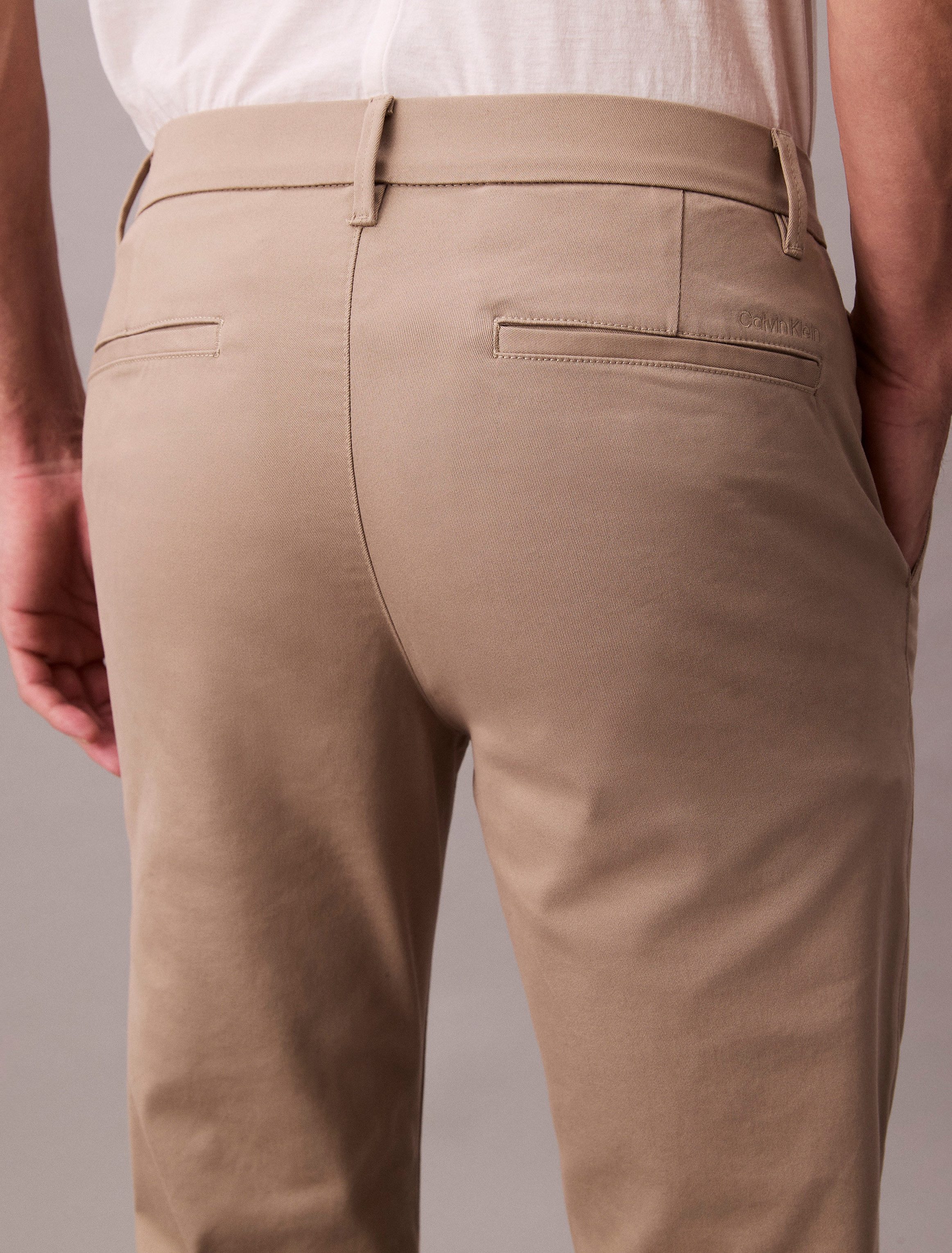 Calvin Klein Jeans Chinohose Mit Gürtelschlaufen – Bild 5 von 5
