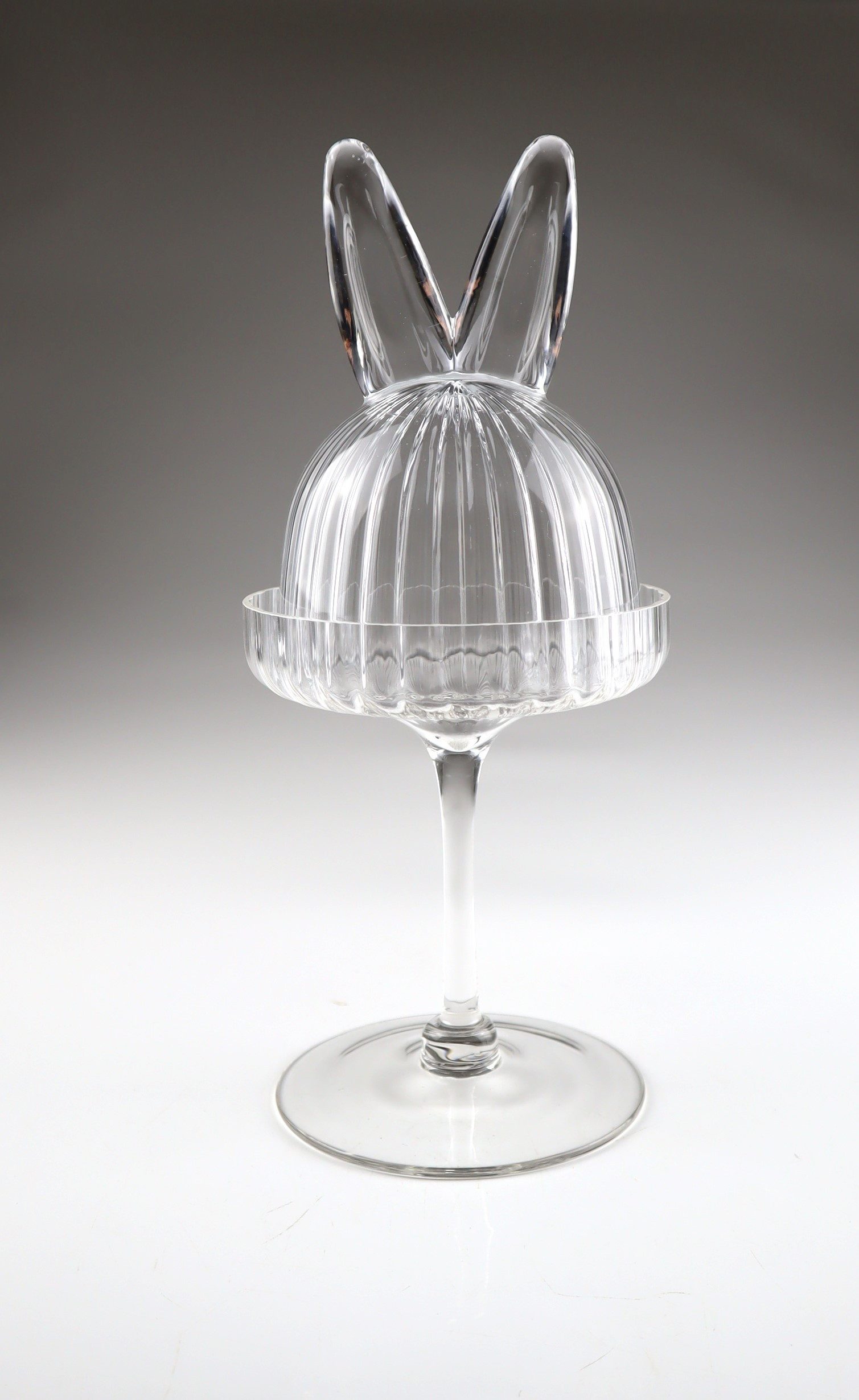 AM Design Dekofigur Glas Etagere mit Hasenmotiv, mit Glashaube auf Fuß, bestehend aus 2 Teilen