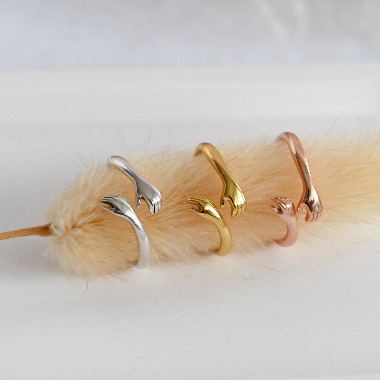 Runde Perlé Silberring verstellbarer Ring "umarmende Hände", Ring Umarmung, günstig online kaufen