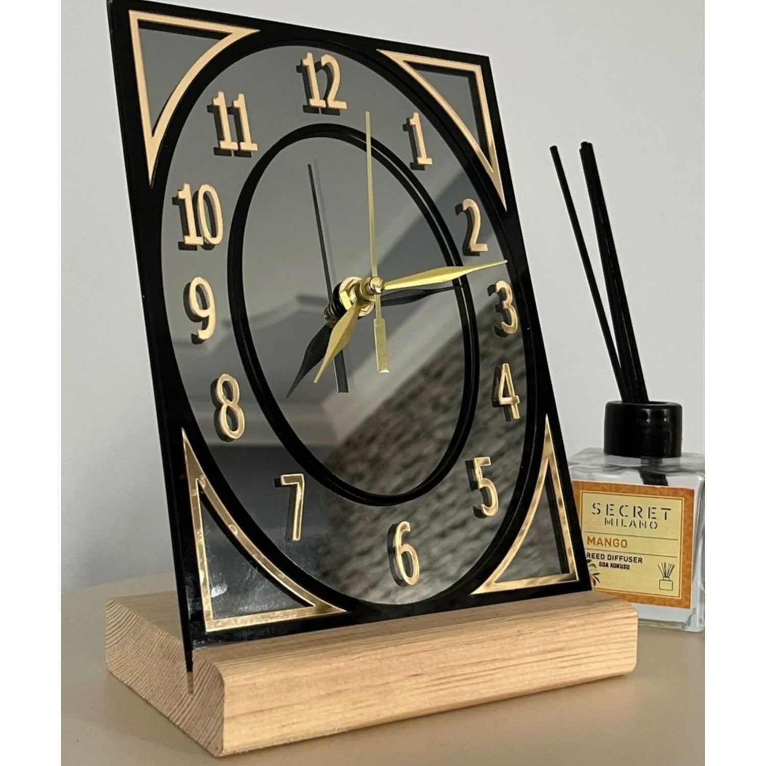 Jungengel Tischuhr Edel Bürouhr Dekorative Standuhr Schreibtisch-Uhr Schwarz Gold Tischuhr mit Spiegeleffekt, goldenen Zeigern & stabilem Holzsockel