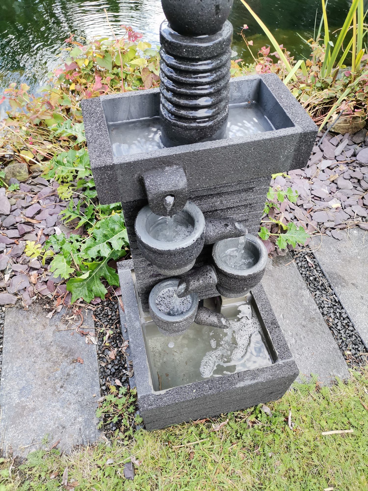 Einschüssen IDYL leichten Gartenbrunnen mit Wasserspiel Beleuchtung, mit Lavastein-Brunnen IDYL Naturprodukt witterungsbeständig Handarbeit