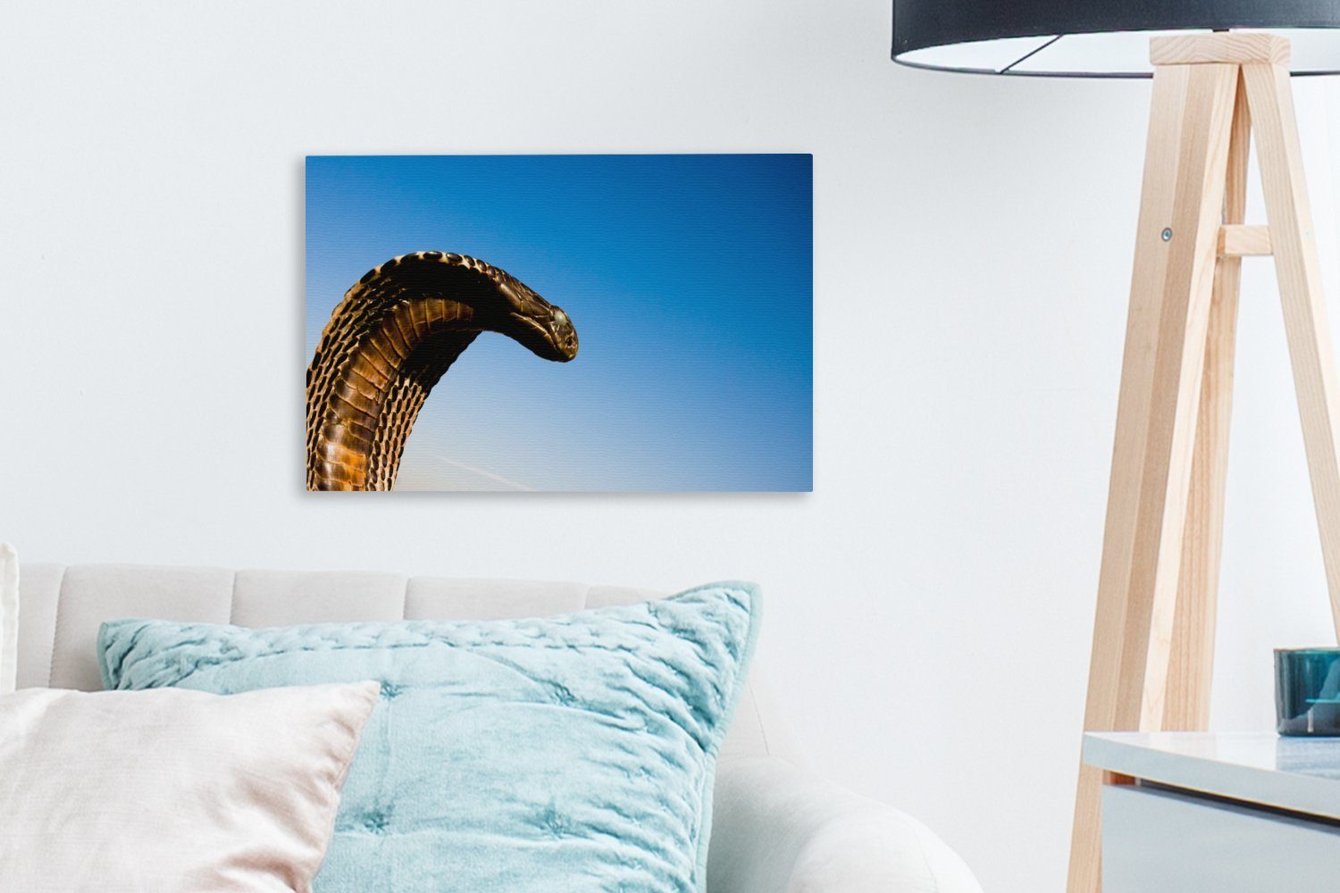 OneMillionCanvasses® Leinwandbild Cobra-Schlange mit 30x20 Leinwandbilder, (1 St), cm blauem Himmel, Wanddeko, Wandbild Aufhängefertig