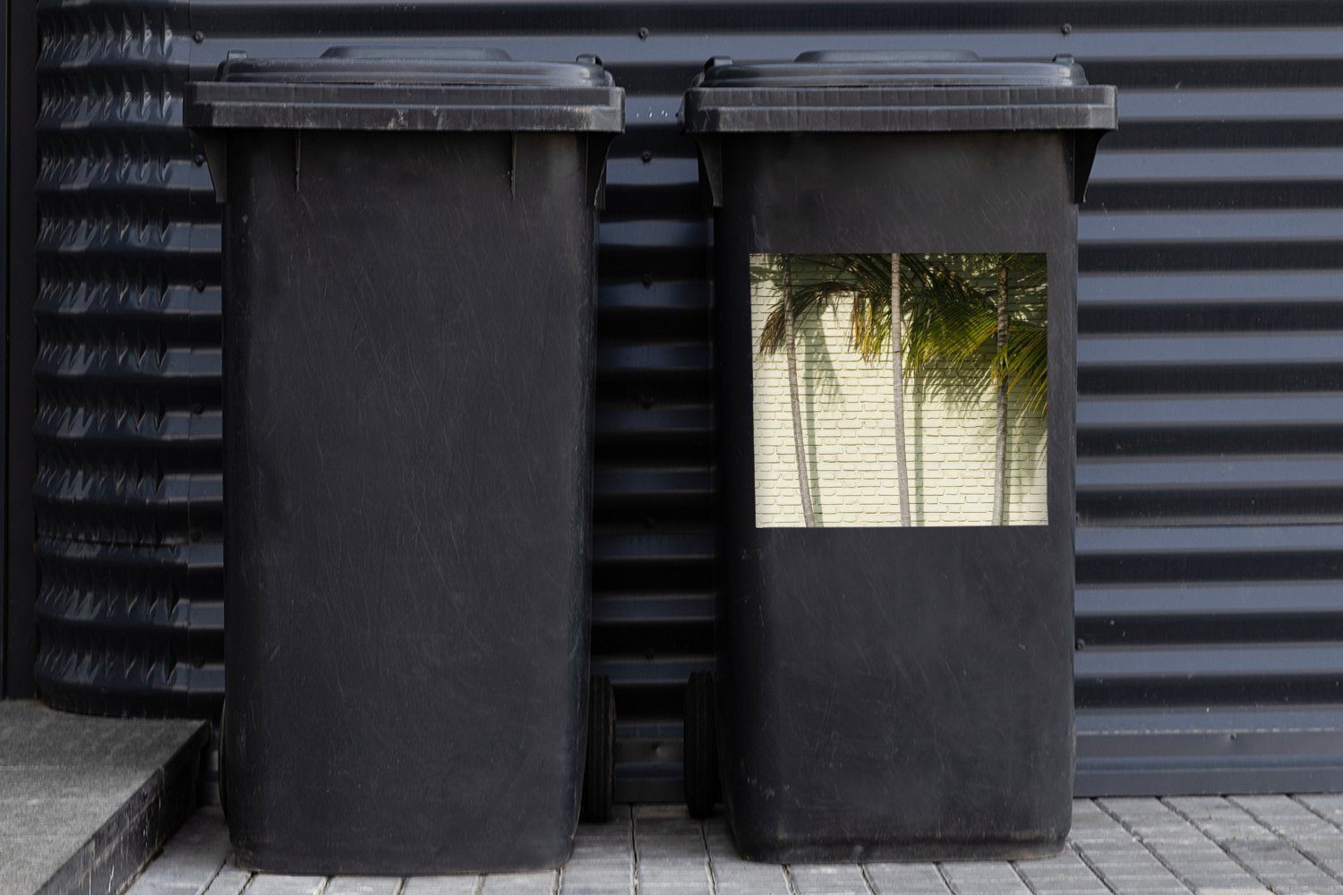 MuchoWow Wandsticker Die Palmenreihe vor Abfalbehälter Mauer Container, (1 Sticker, Mülltonne, einer St), Mülleimer-aufkleber