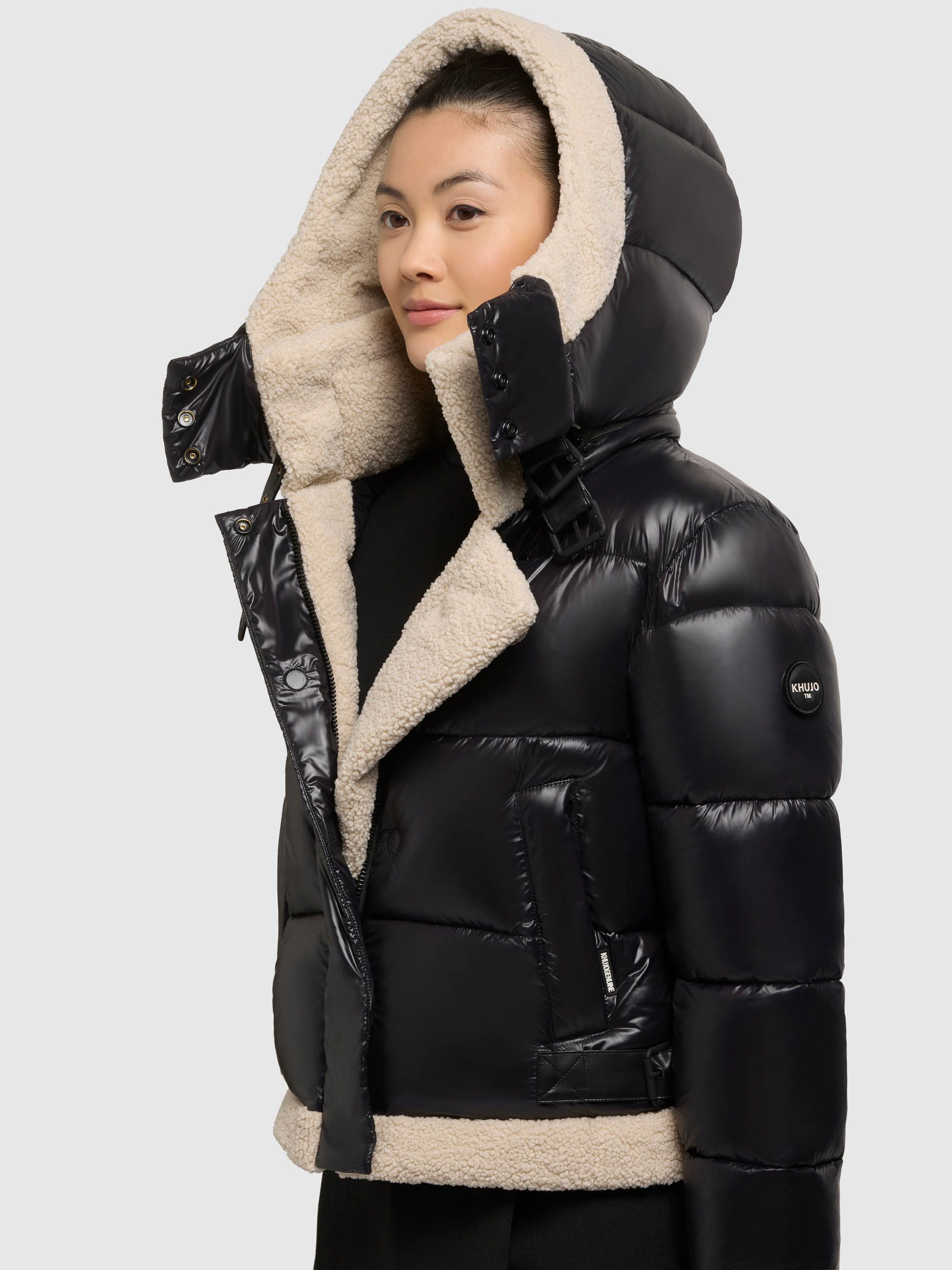 khujo Steppjacke NESSIE2 aus Nylon und Polyester, hüftlange Passform, mit abnehmbarer Kapuze