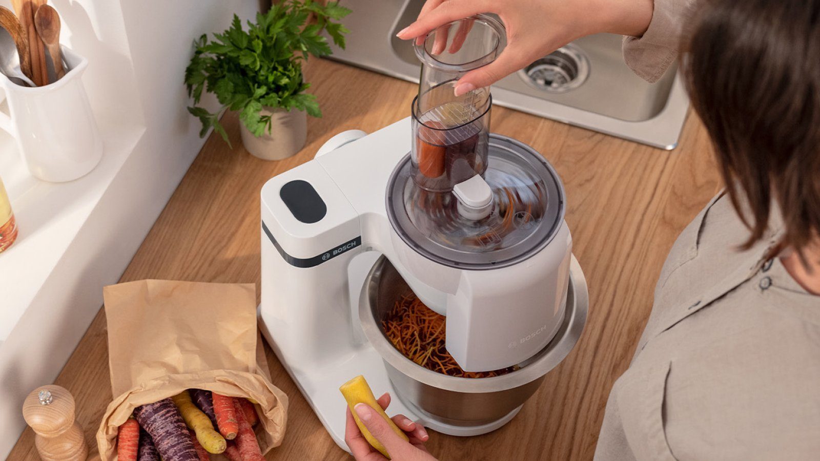 BOSCH Küchenmaschine Serie 2 MUMS2EW01, Edelstahlschüssel, Durchlaufschnitzler, Deckel, 700 W, 3,8 l Schüssel, Durchlaufschnitzler, 3 Reibescheiben, Patisseries – Bild 5 von 5