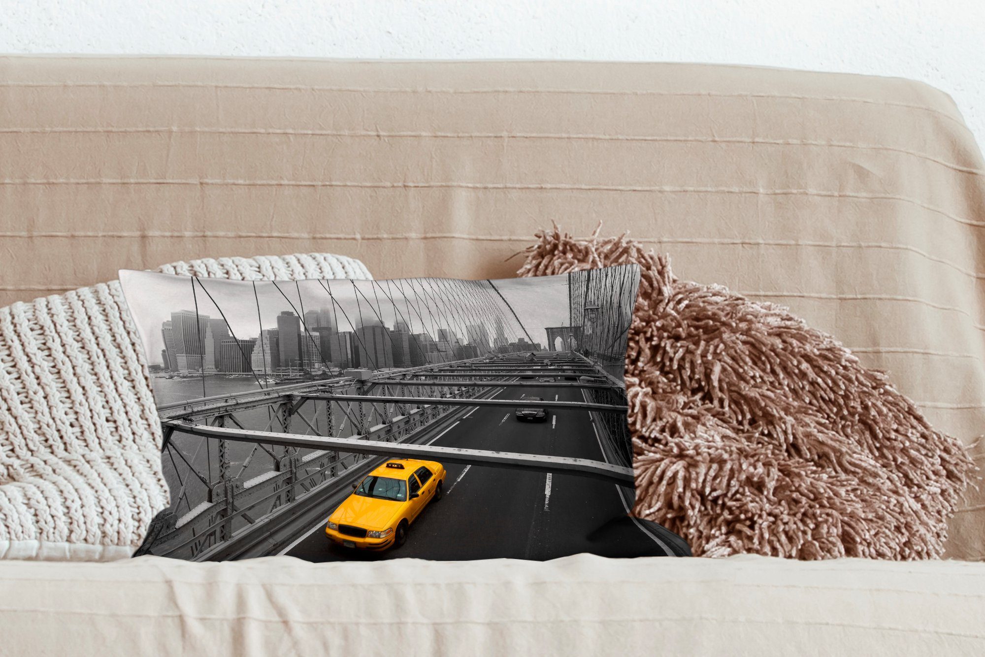 MuchoWow Dekokissen Schwarz-Weiß-Fotografie einer Straße Füllung, mit Zierkissen, New York, Dekokissen Wohzimmer nordamerikanischen Dekoration, im Schlafzimmer