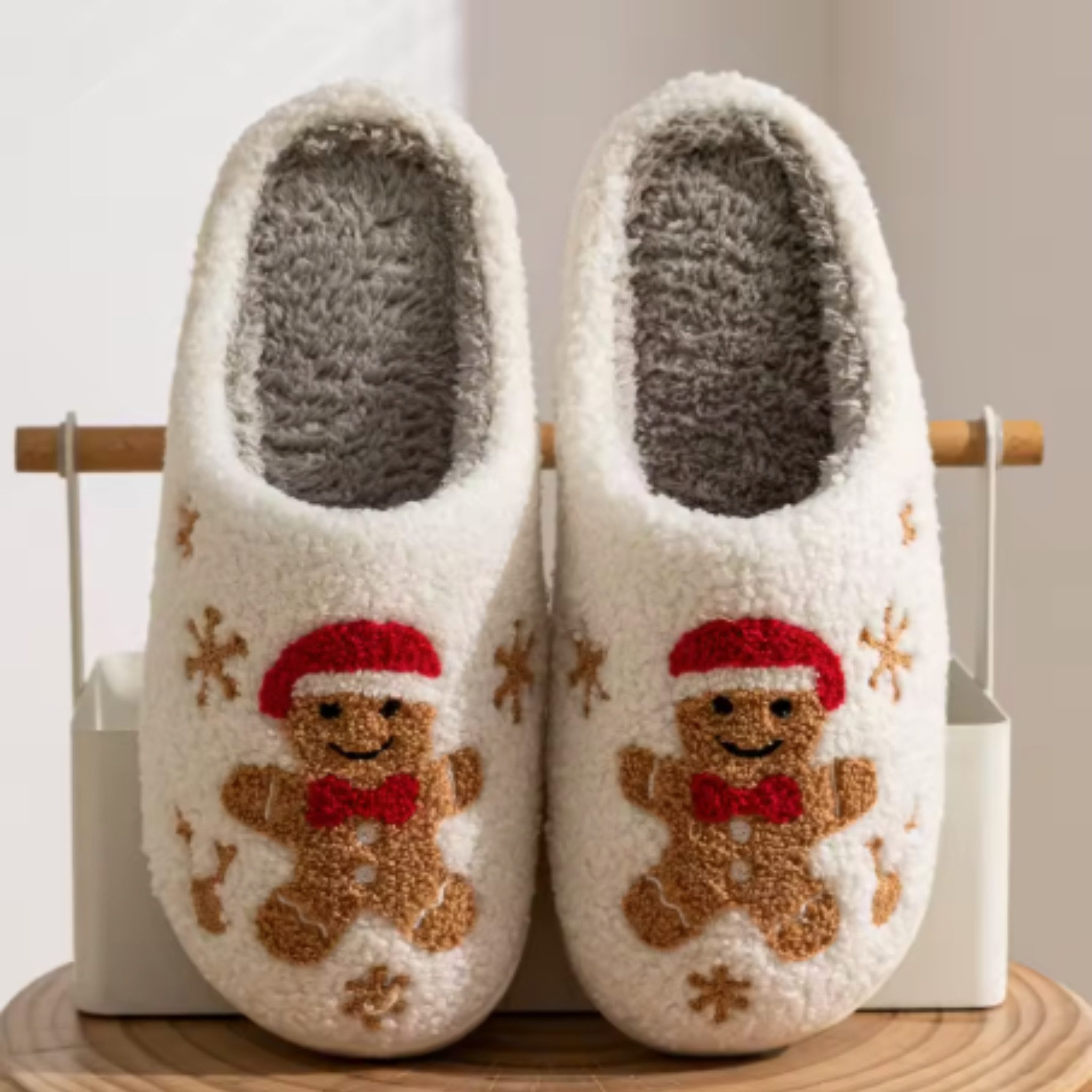 NEXORA Weihnachtliche Hausschuhe mit Lebkuchenmann – Plüsch Hausschuhe Plüsch Hausschuhe kuschelige Hausschuhe im weihnachtlichen Design