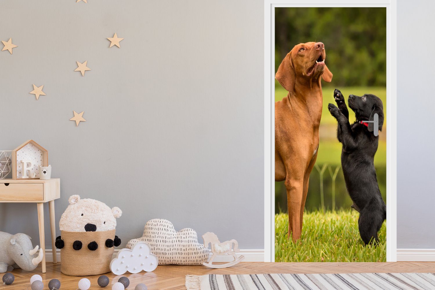 MuchoWow Türtapete Ein Welpe Matt, Türaufkleber, Hund, erwachsenen für (1 bedruckt, spielt cm einem 75x205 mit Fototapete St), Tür