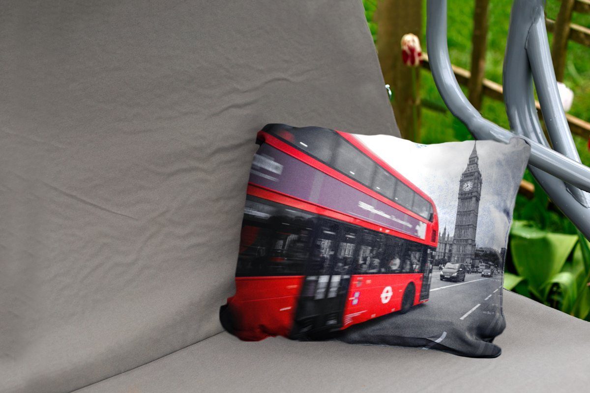 MuchoWow Dekokissen Ein Ben, Dekokissenbezug, Outdoor-Dekorationskissen, roten eines Busses Big am Kissenhülle Schwarz-Weiß-Foto Polyester