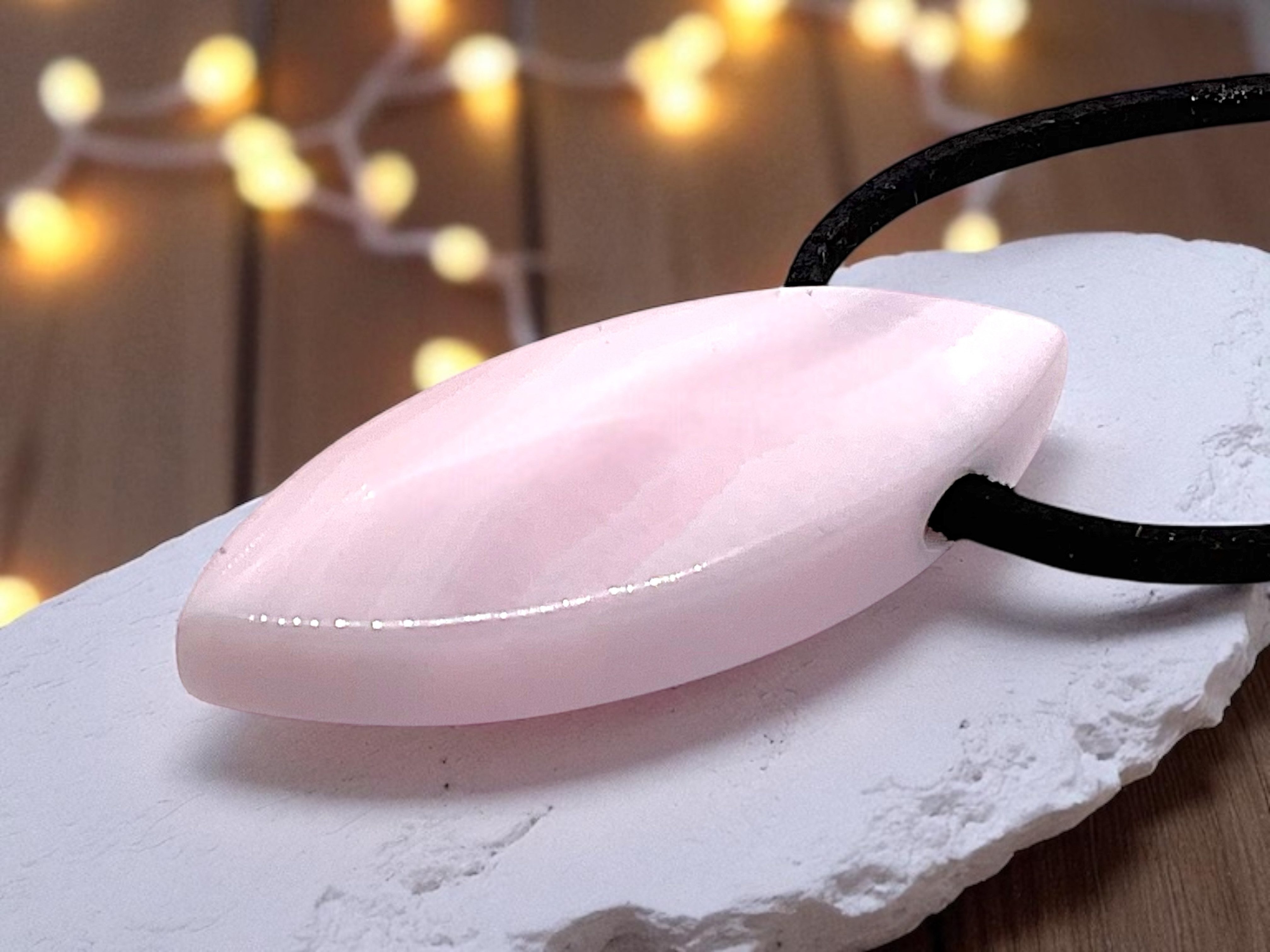 Steinfixx® Amulett Set Edelstein Anhänger aus echtem Manganocalcit, Tropfenanhänger (Blickfang, 1-tlg., Handarbeit, Brasilien), incl. 80 cm Wildlederband, Geschenkverpackung