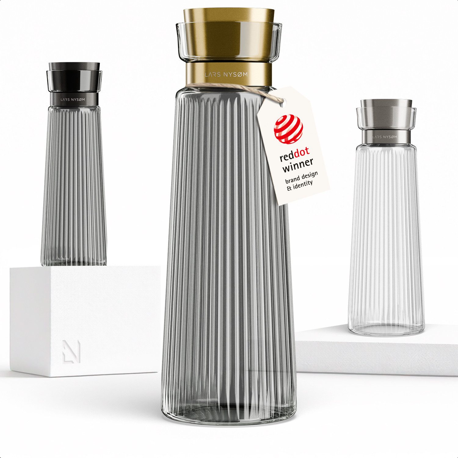 LARS NYSØM Wasserkaraffe Bækvand, (1-tlg), Glaskaraffe 1,5 l mit Edelstahldeckel und integriertem Sieb