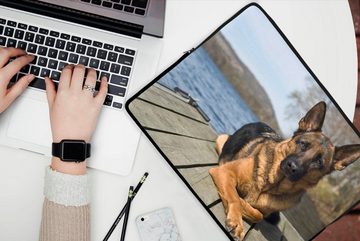 MuchoWow Laptop-Hülle Ein Deutscher Schäferhund auf einer Mole 15 Zoll, Schutzhülle für laptop, weiches Innenfutter zum Schutz vor Kratzern