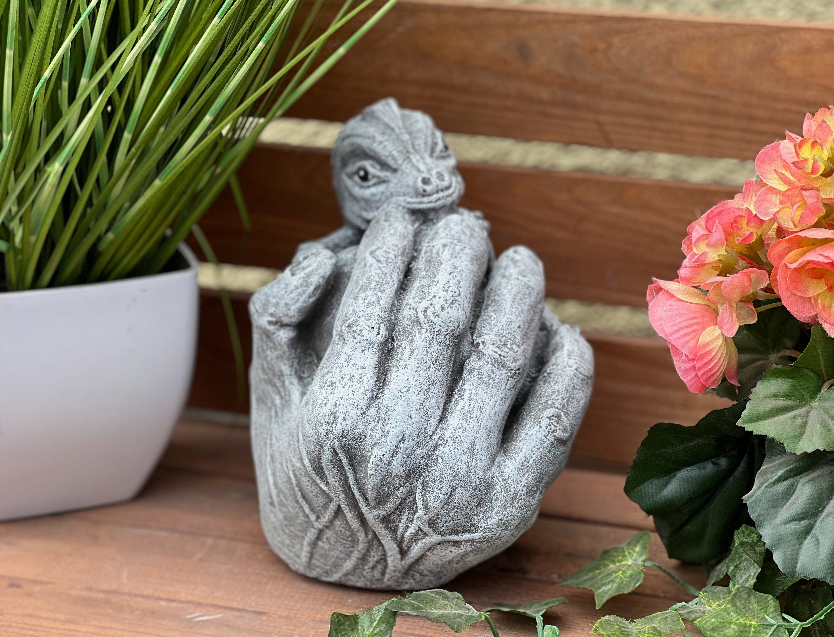 Stone and Style Gartenfigur Hand zum Steinguss in Steinfigur Drachenbaby Aufhängen frostfest