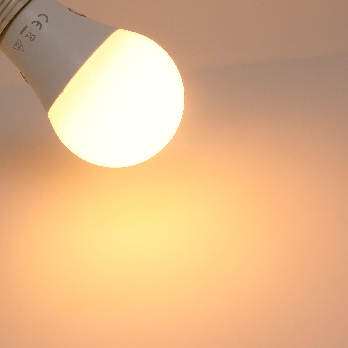 STAR TRADING LED-Leuchtmittel E27 LED Birne mit Dämmerungssensor ww 470lm 4,8W, warmweiß