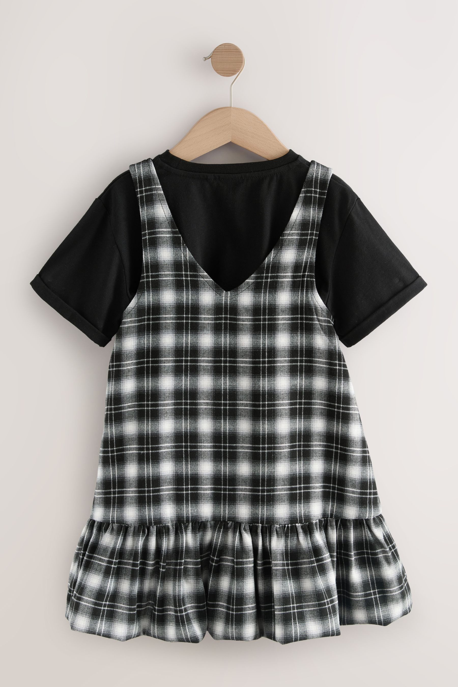 Next Shirtkleid Trägerkleid mit Rüschensaum und T-Shirt im Set (2-tlg)
