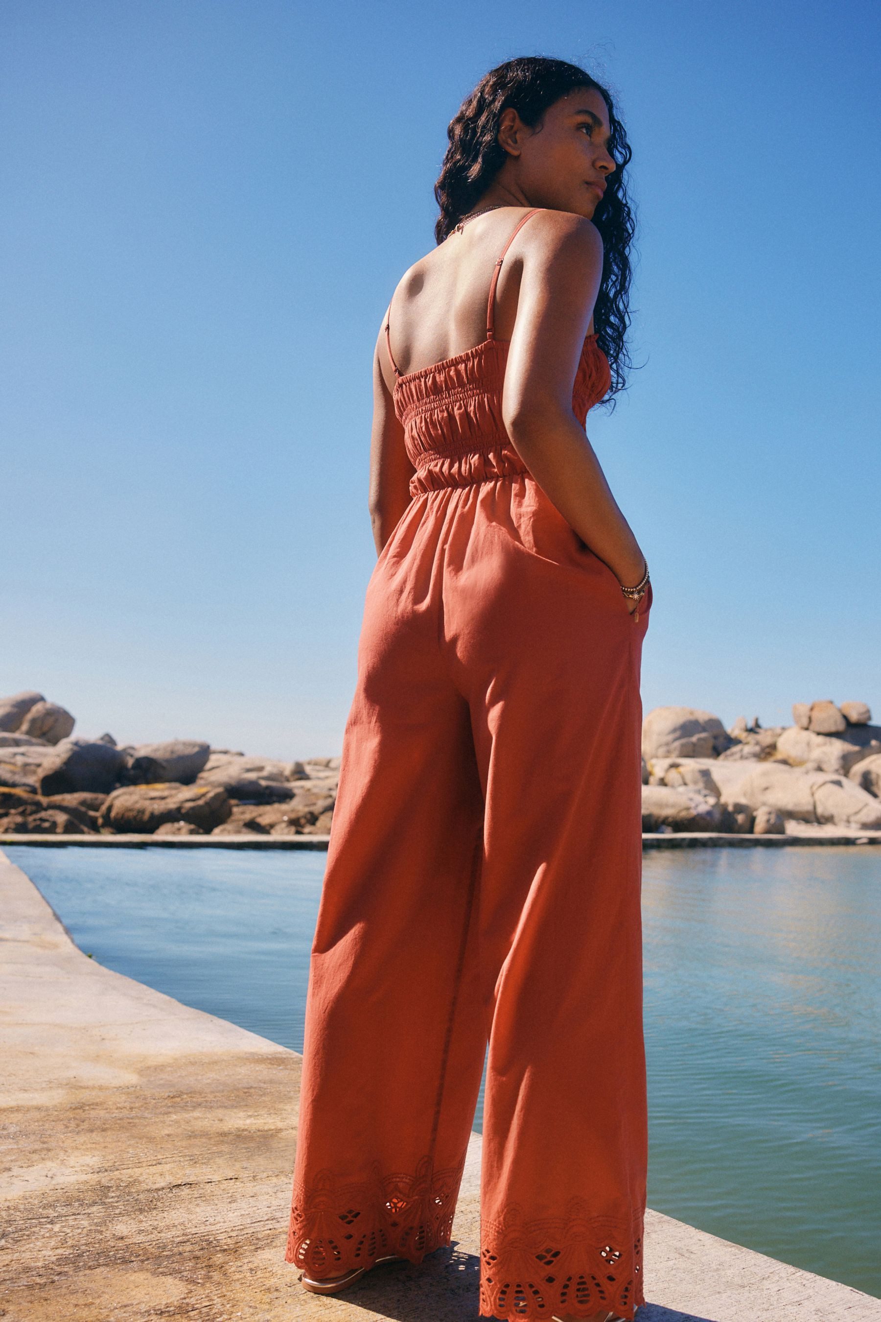 Next Jumpsuit Gesmokter Jumpsuit mit weitem Bein aus Baumwolle (1-tlg) günstig online kaufen