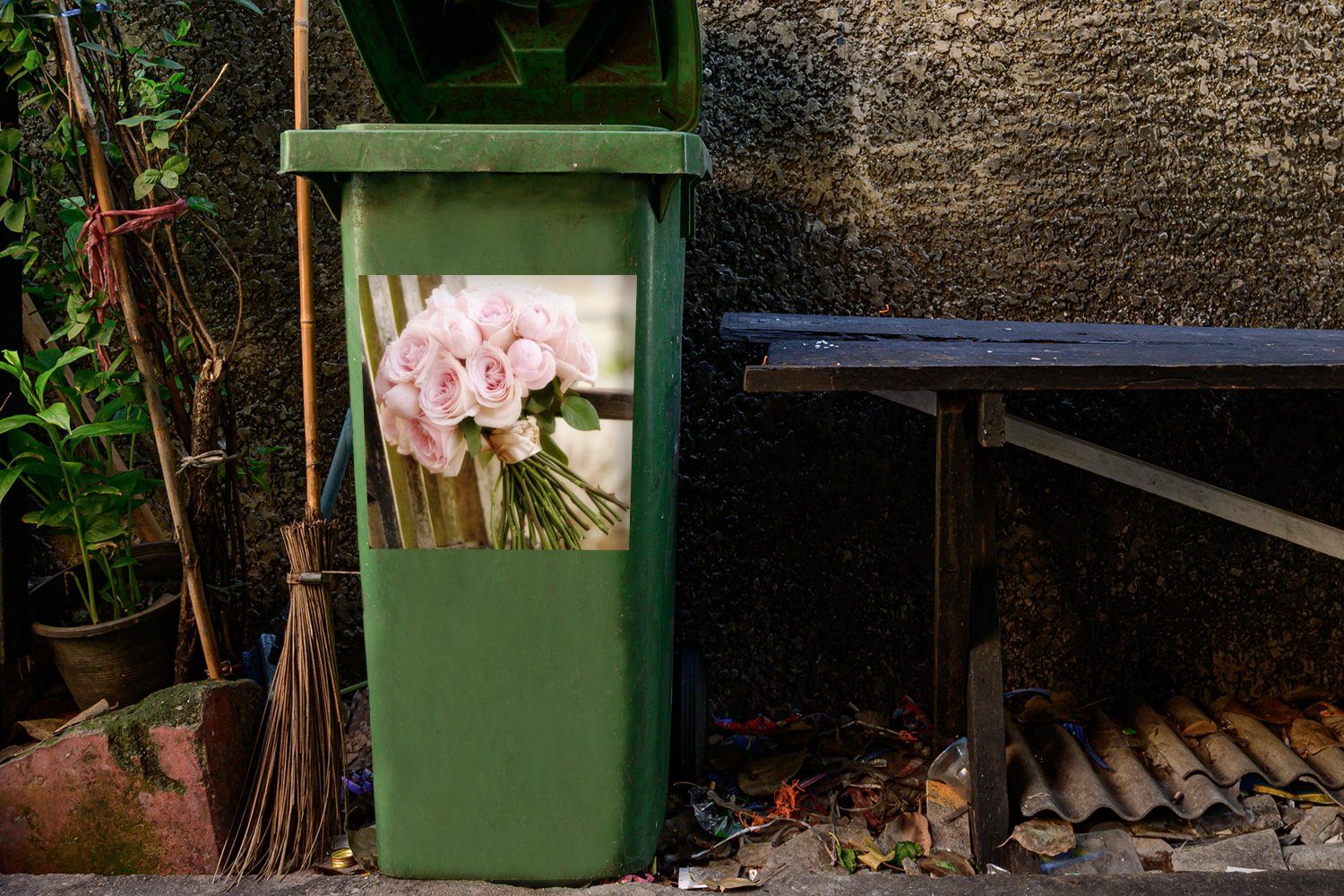 MuchoWow Wandsticker Ein Blumenstrauß Abfalbehälter auf aus (1 Rosen Mülltonne, Holzbank Container, Sticker, St), rosa einer Mülleimer-aufkleber