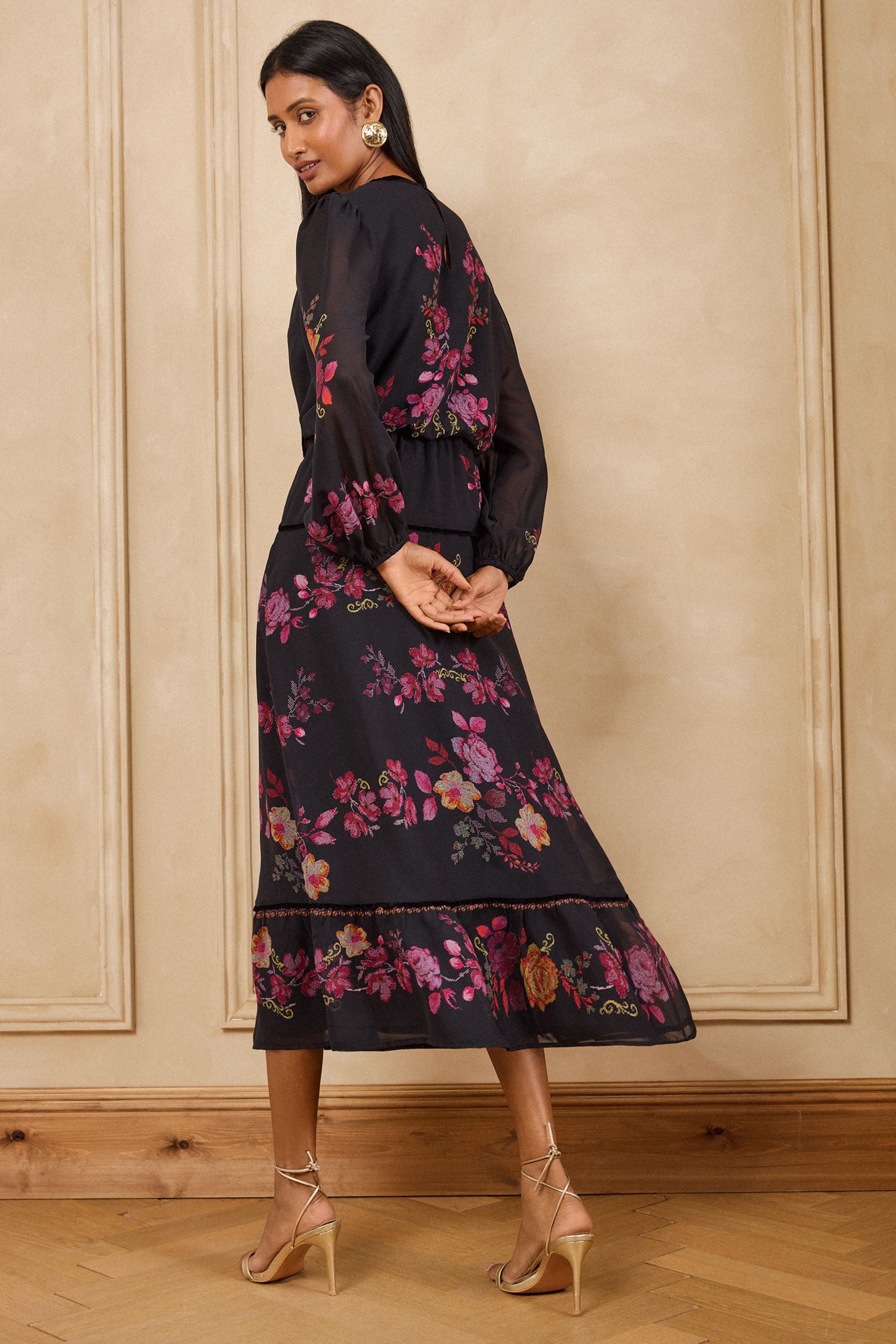 Love & Roses Midikleid Love & Roses gestuftes Midikleid mit Print (1-tlg) – Bild 2 von 5