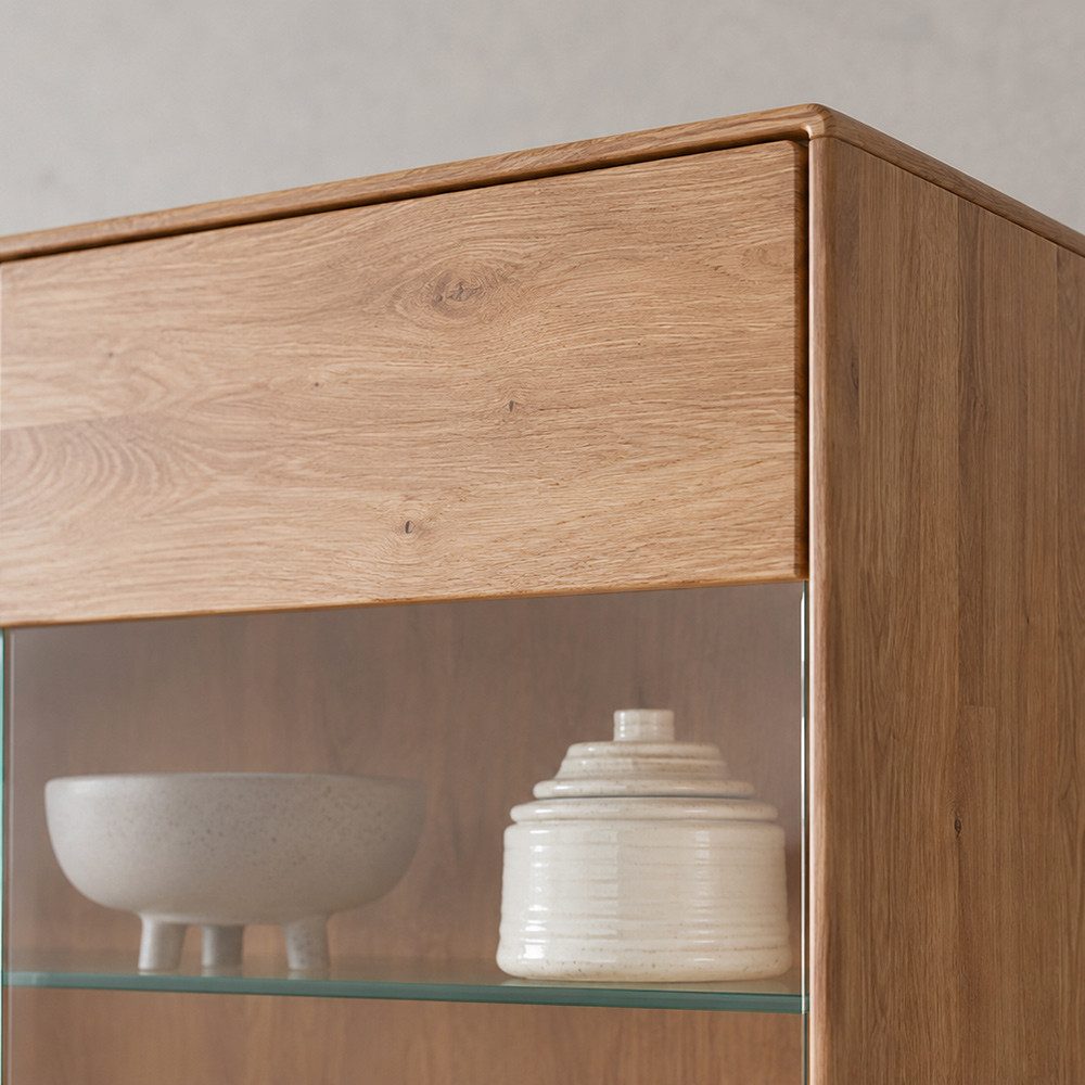 Lomadox Vitrine WISLA-69 Massiv Wildeiche geölt, 100 cm, Griffeinfräsung, Softclose, montiert