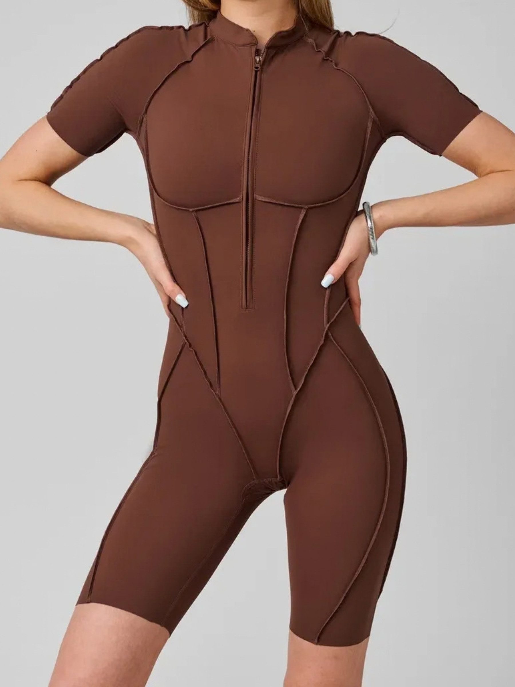 FemmeTone Turnanzug Sportoverall Damen mit Frontzipper – figurbetonter Fitness-Einteiler (Einzelartikel), Yoga-Jumpsuit kurzarm mit Stehkragen – Workout-Overall mit kurzem Bein