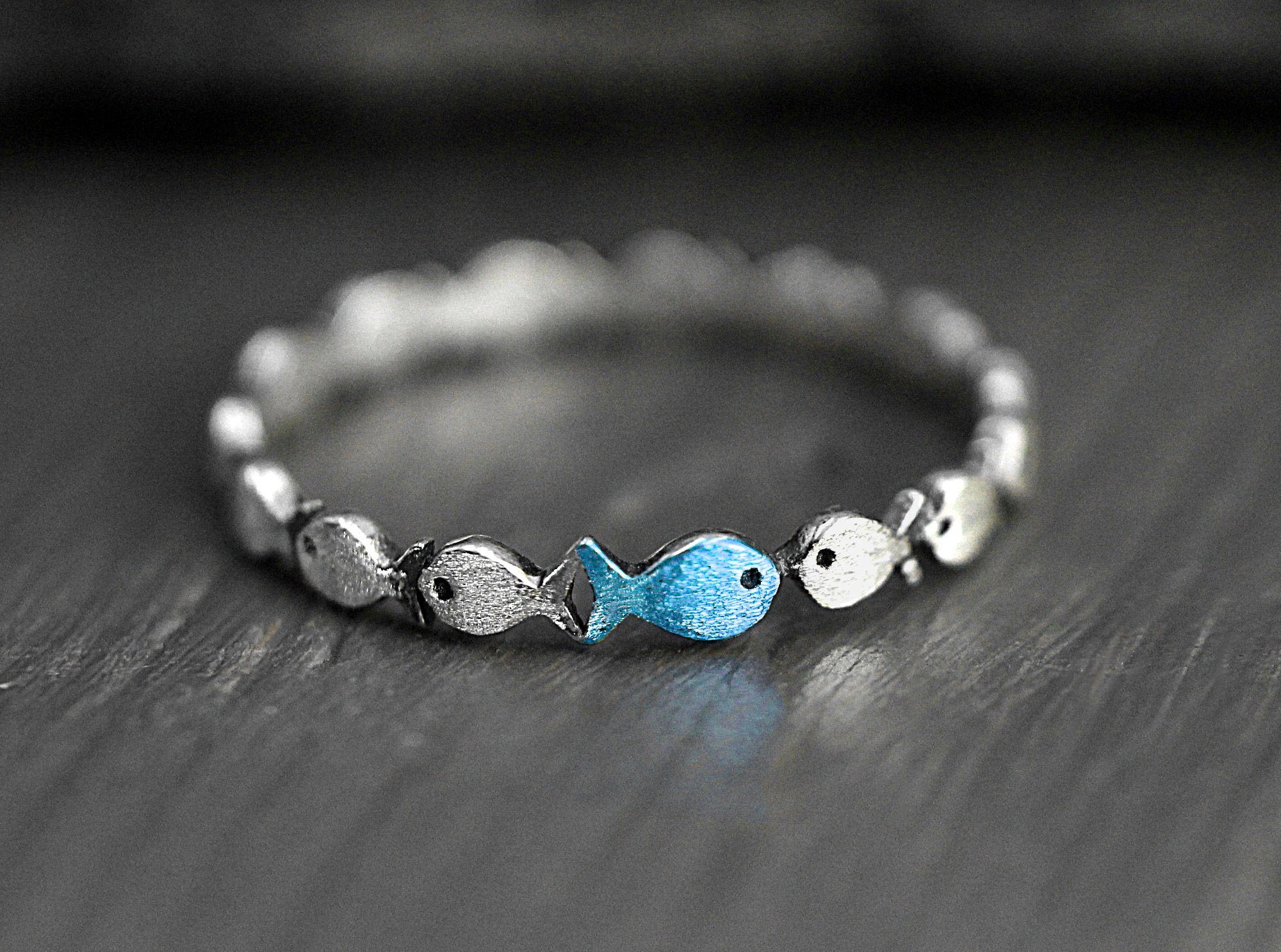 Villa Sorgenfrei Schmuckmanufaktur Silberring Gegen den Strom. Zarter schmaler Sterling Silber Ring mit blauem Fisch (1-tlg)
