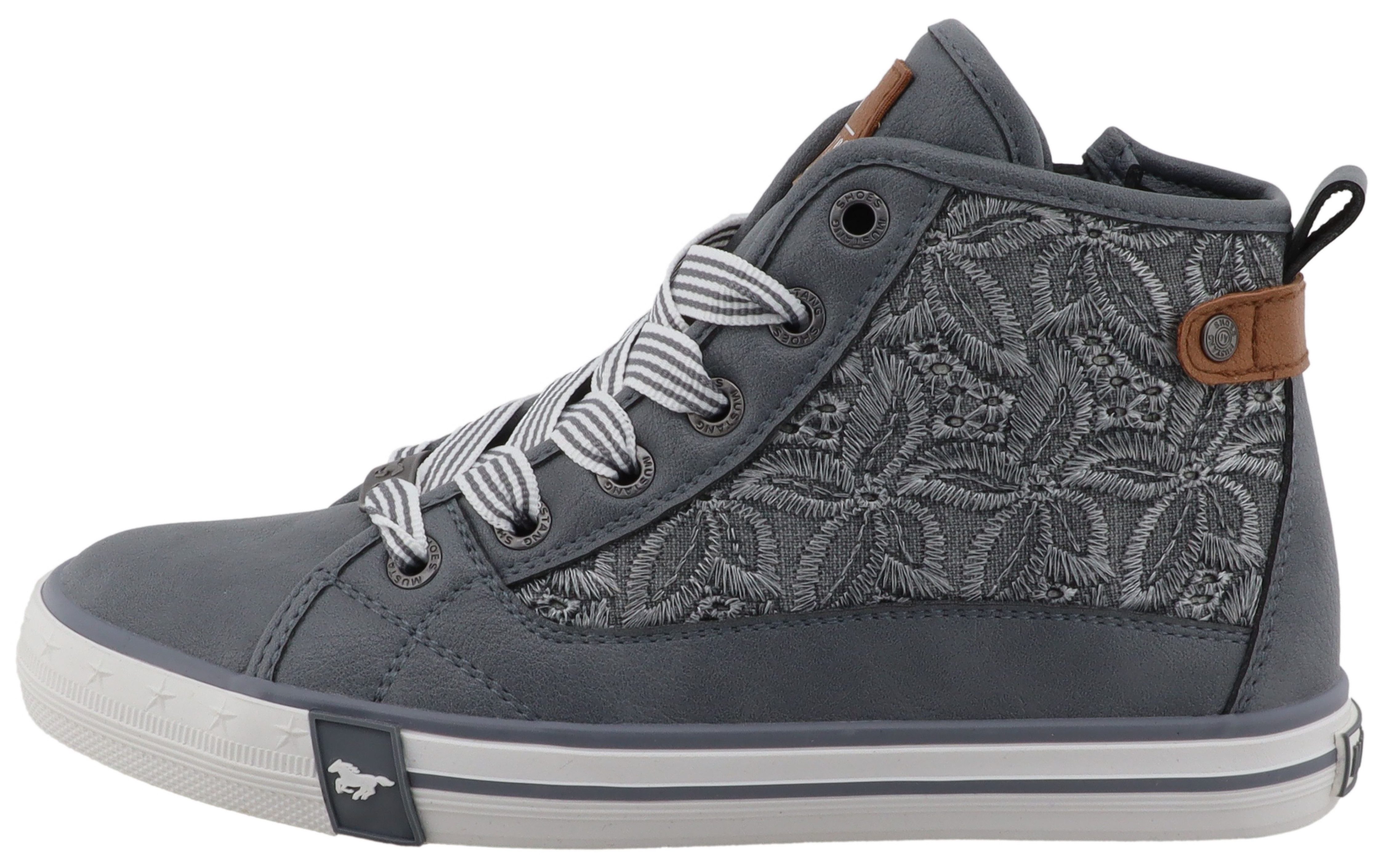 Mustang Shoes Gaspare Sneaker Schnürboots, Freizeitschuh mit hübscher Blüenstickerei – Bild 5 von 5