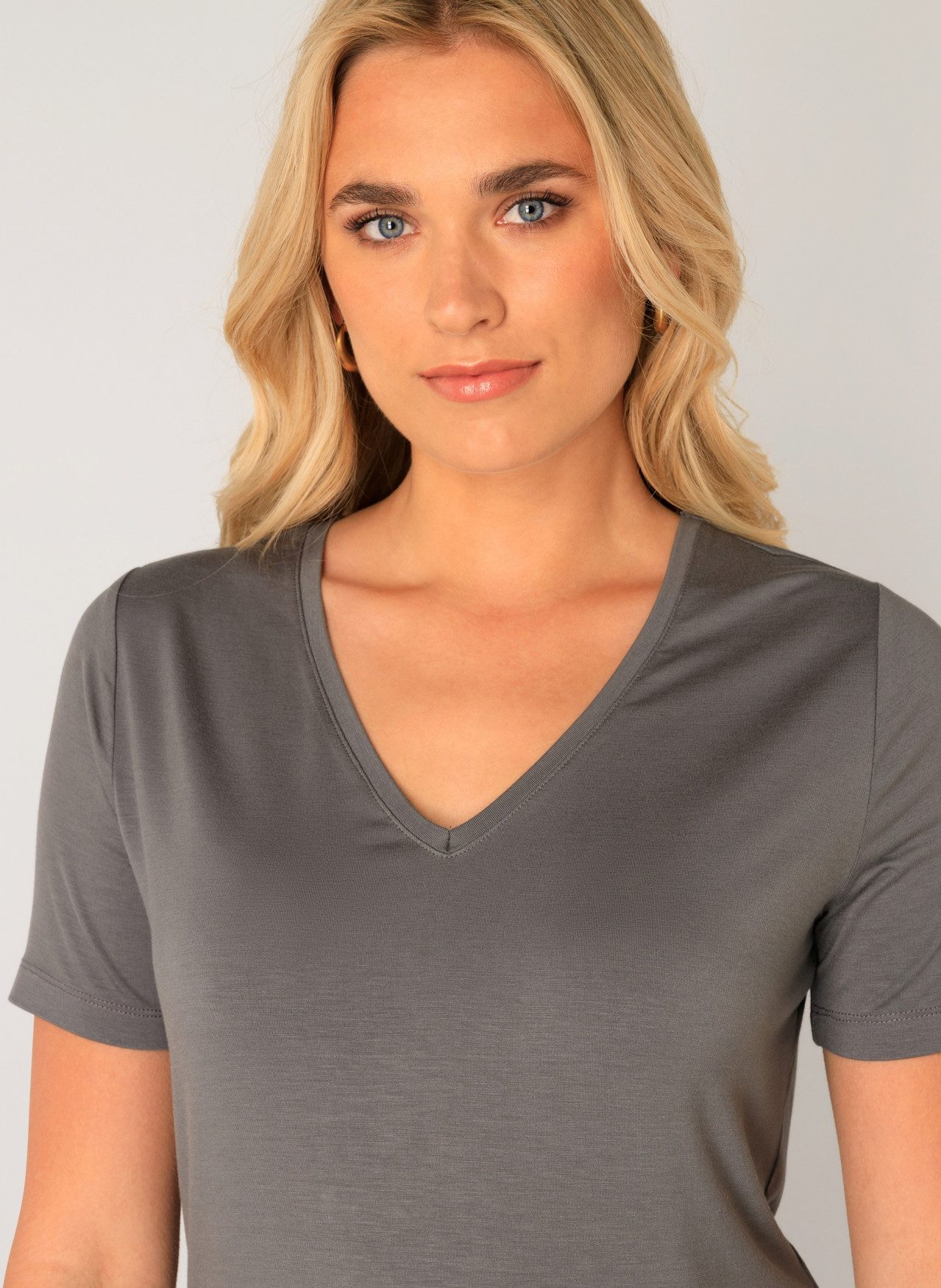 Base Level T-Shirt Yanic mit V-Ausschnitt