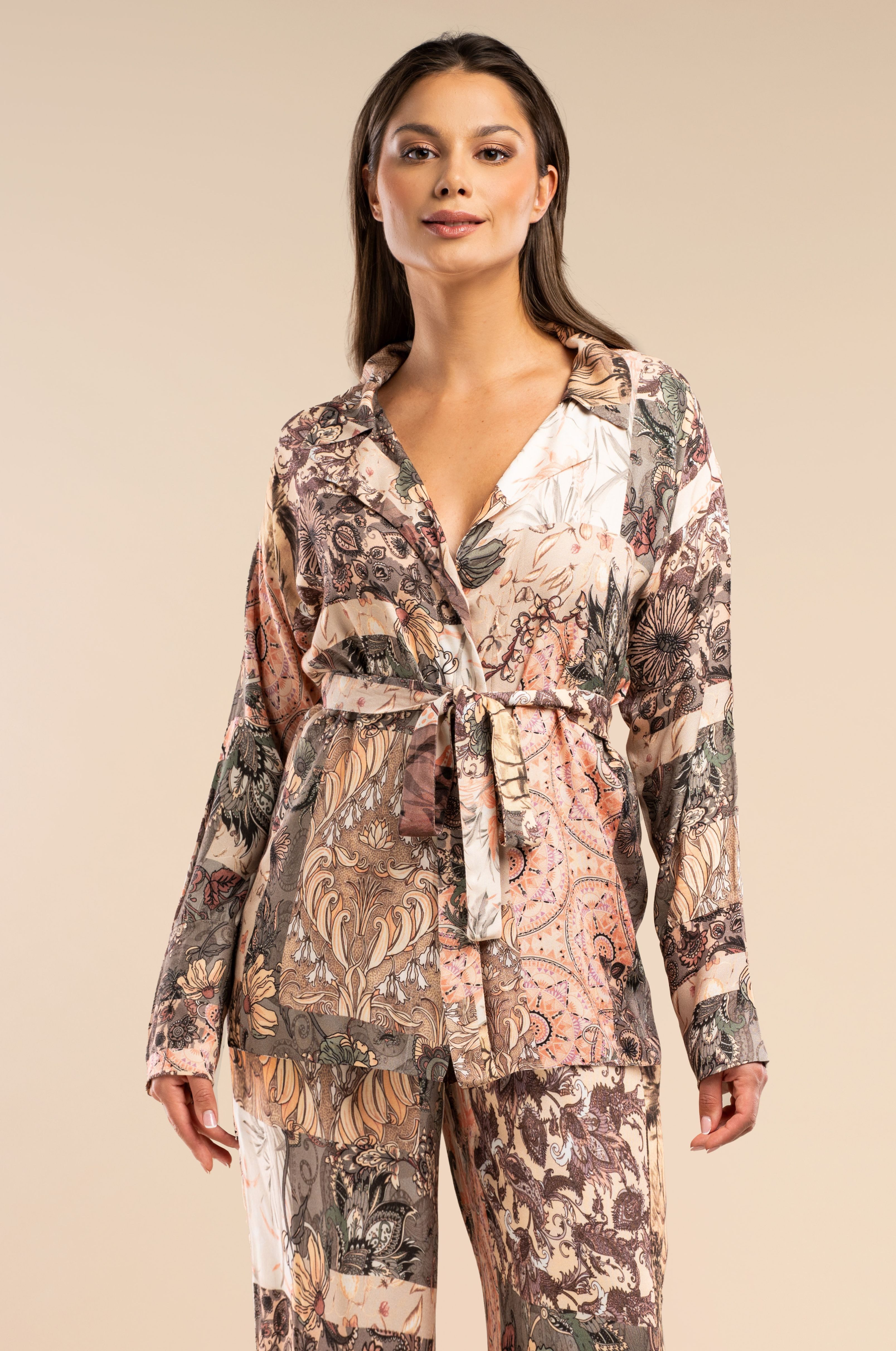 Mademoiselle Sommeil Pyjamaoberteil Damen Satin Viskose Bluse mit Bindegürtel Luxuriöses Pyjama-Oberteil mit floralen Ornamenten in warmen Erdtönen