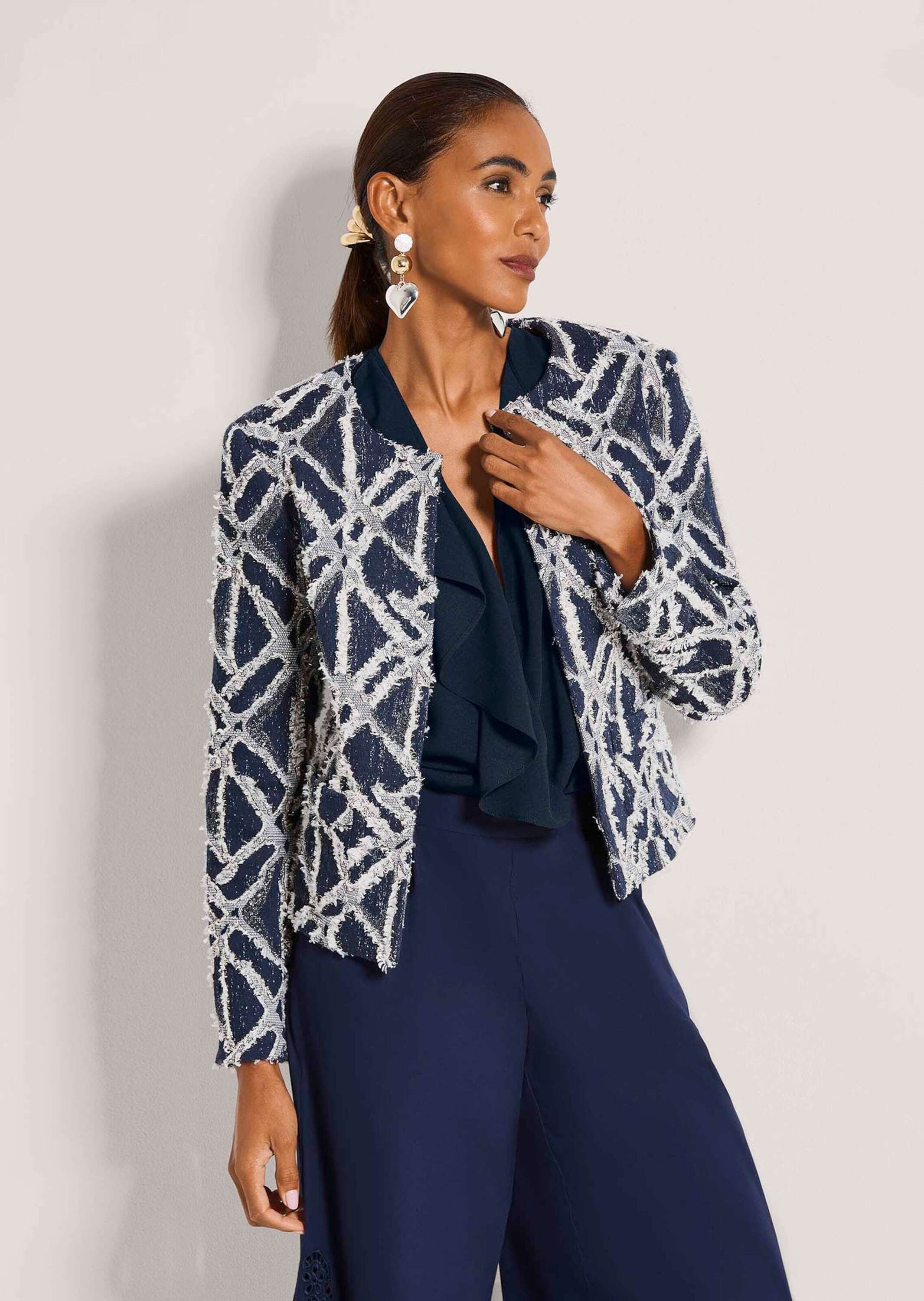 MADELEINE Kurzblazer Jacquardblazer mit Fransen Glanzblazer mit Rundhals, Hakenverschluss, Taschen und Langarm