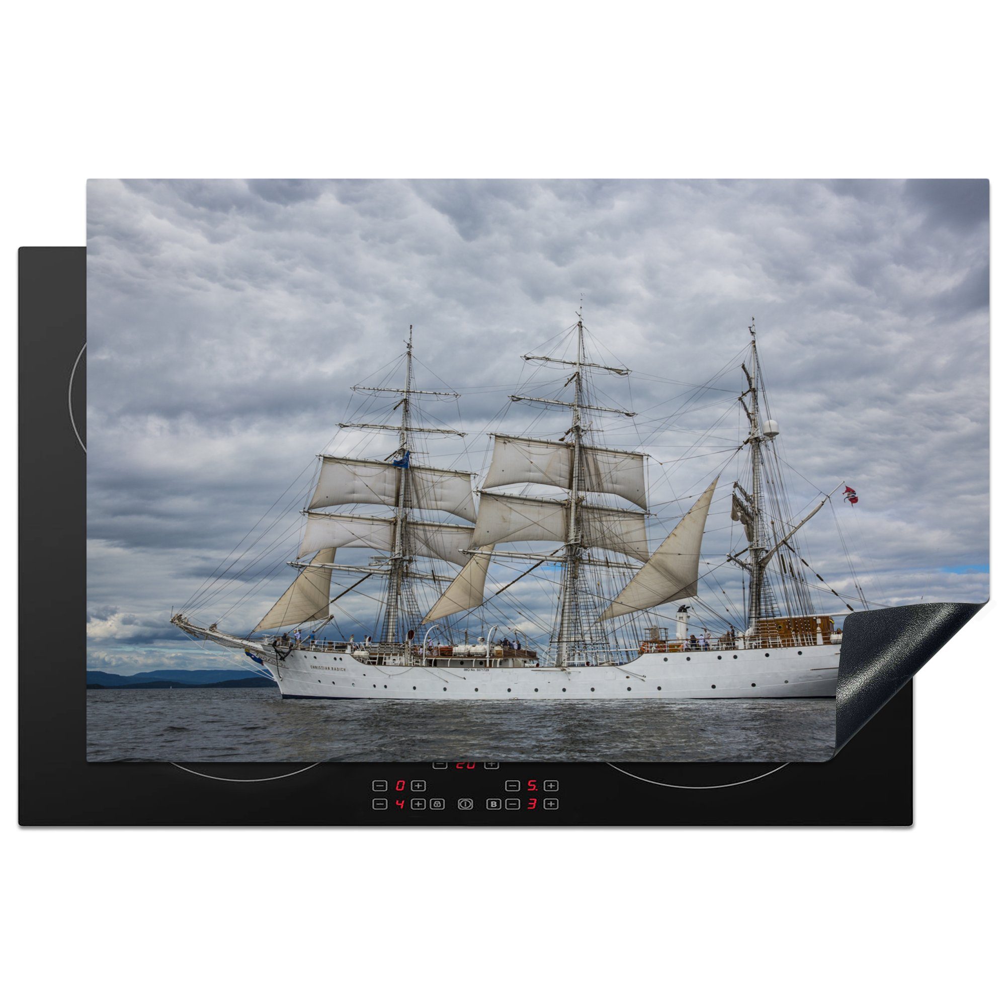 MuchoWow Herdblende-/Abdeckplatte Segelboot - Wolken - Wasser, Vinyl, (1 tlg), 81x52 cm, Induktionskochfeld Schutz für die küche, Ceranfeldabdeckung