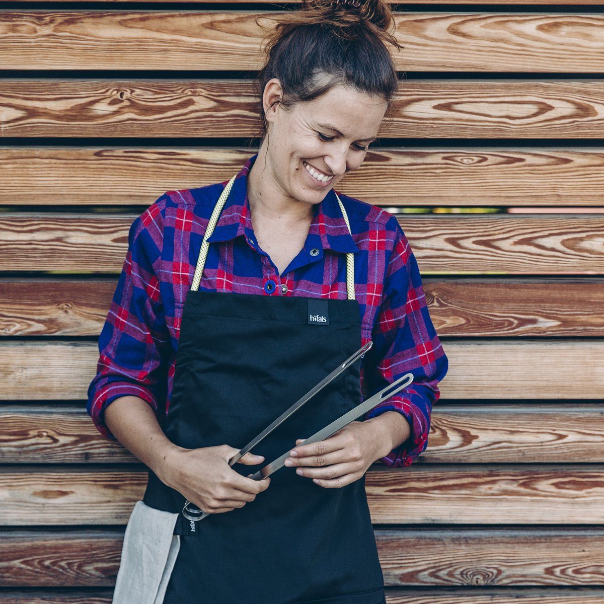 höfats Grillschürze, (größenverstellbar mit Tasche, Tuchriemen und inklusive Handtuch aus 100% Leinen, Grillschürze, Kochschürze für Männer und Frauen), inkl. Handtuch aus 100% Leinen