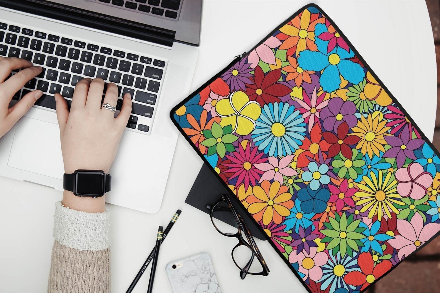 MuchoWow Laptop-Hülle Flower-Power-Blumenmeer 14 Zoll, Schutzhülle für Laptop, Schutz gegen Kratzern, Laptoptasche