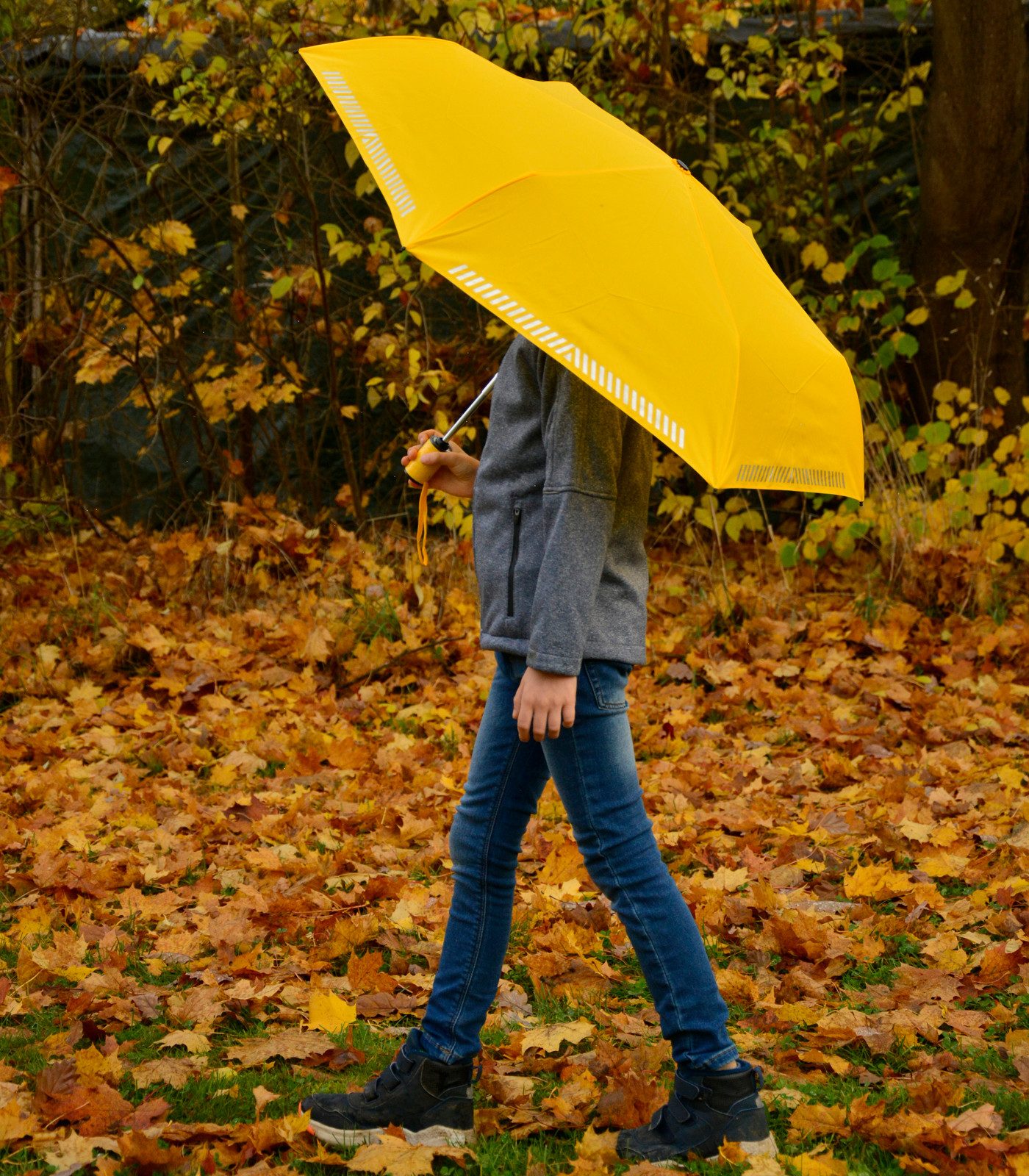iX-brella Taschenregenschirm für Kinder Safety Reflex mit Auf-Zu-Automatik, kräftige Farben mit reflektierenden Streifen