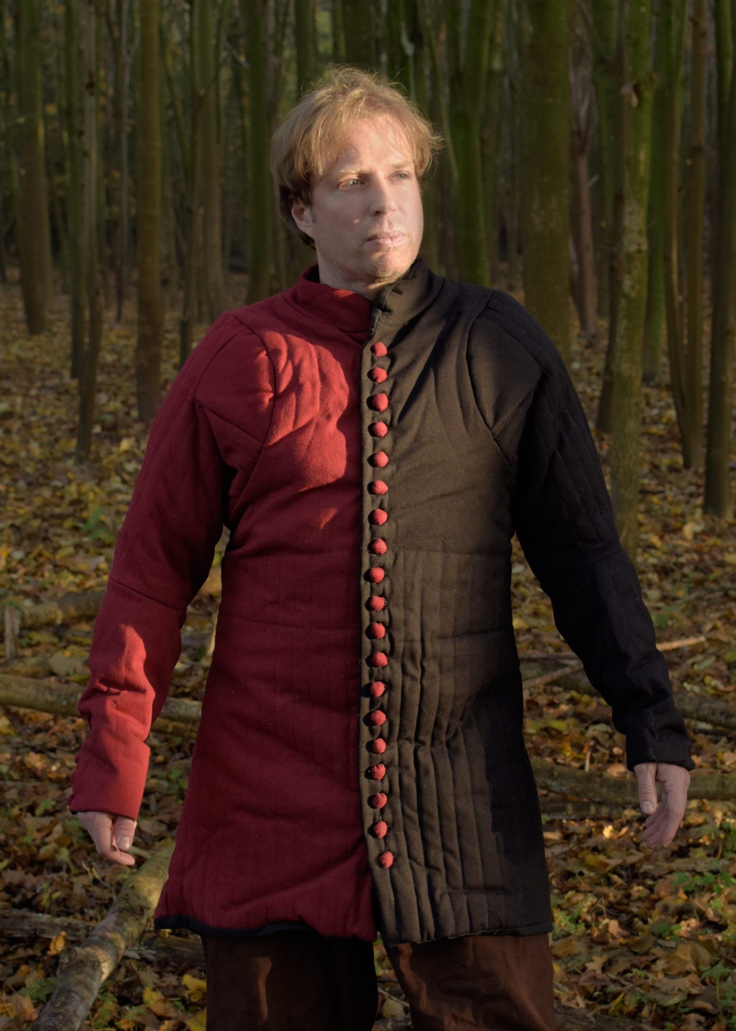 Battle Merchant Ritter-Kostüm Gambeson mit Knöpfen, rot und schwarz, Gr. S