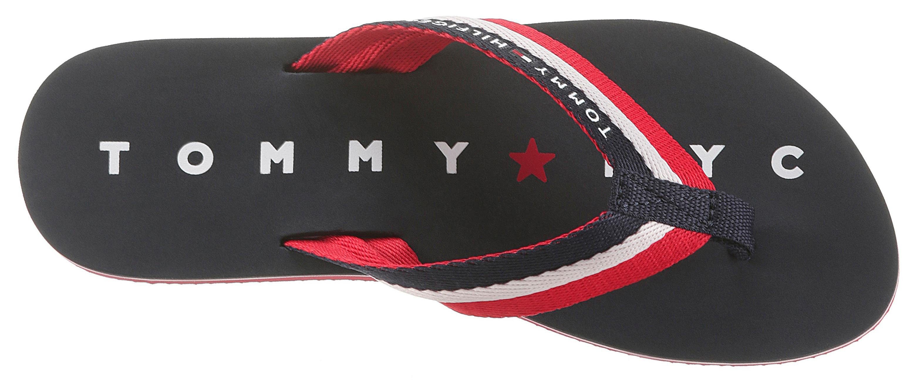 blau-weiß-rot Laufsohle NY Zehentrenner SANDAL Tommy LOVES ausf mit Hilfiger der TOMMY Logo BEACH