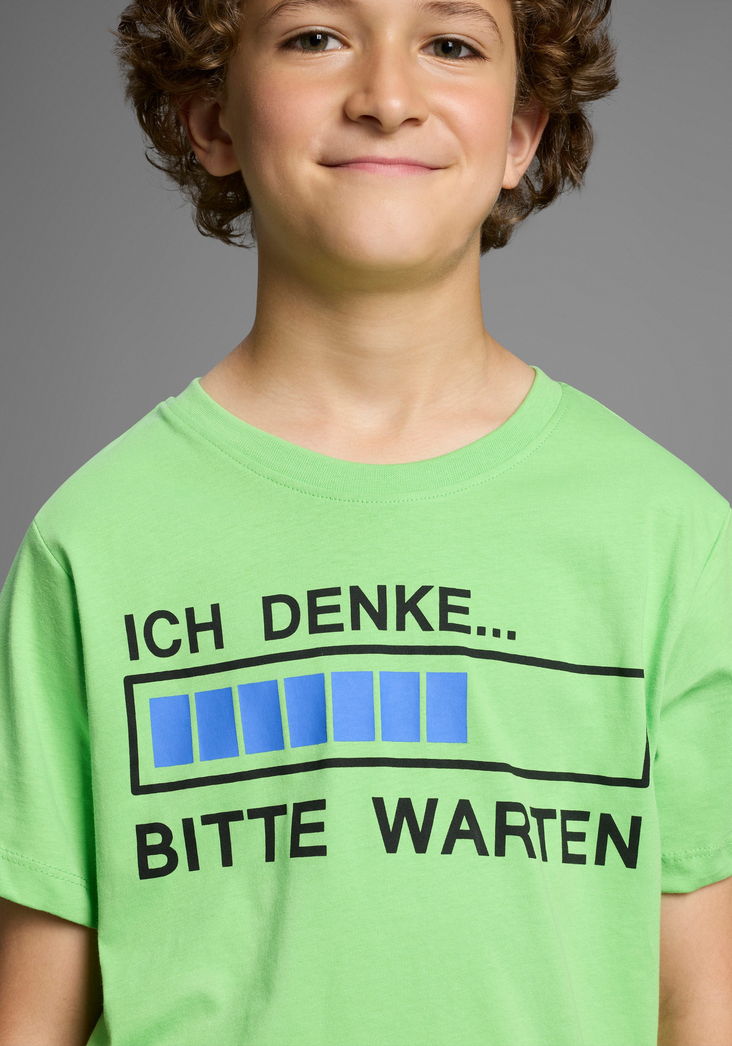 KIDSWORLD T-Shirt ICH DENKE...BITTE WARTEN Kurzarm, Basic Passform, mit trendigem Aufdruck