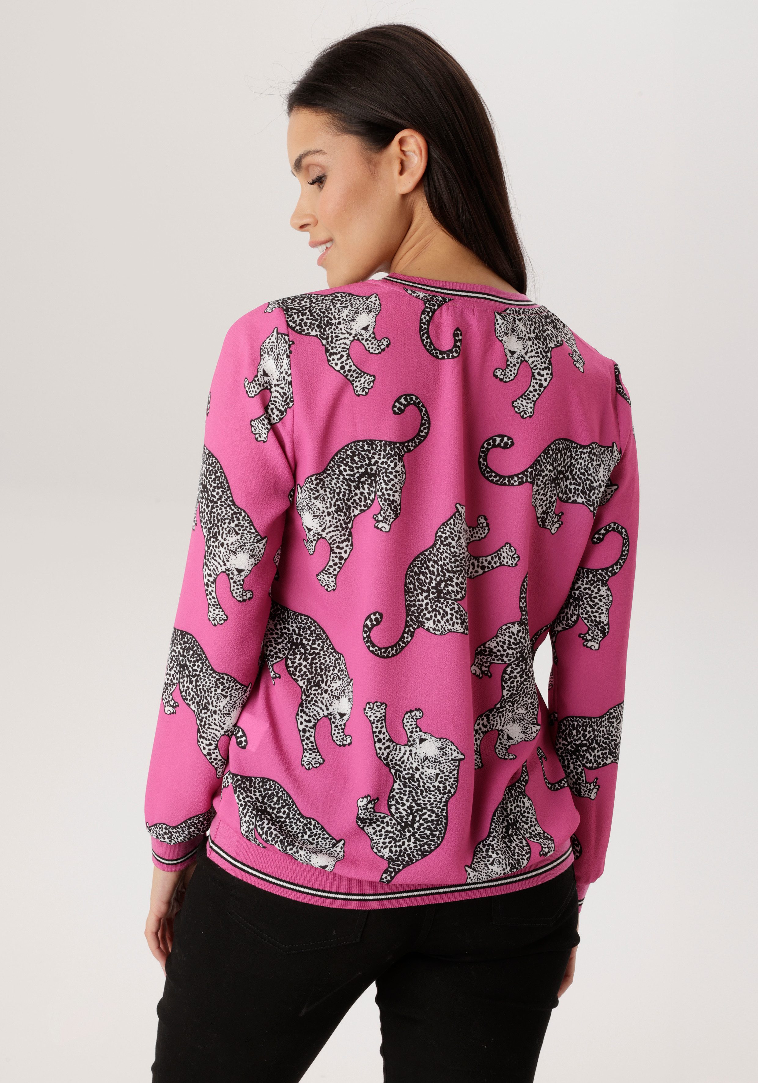 Aniston SELECTED Shirtbluse mit gestreiften Bündchen und Lepoarden-Druck allover