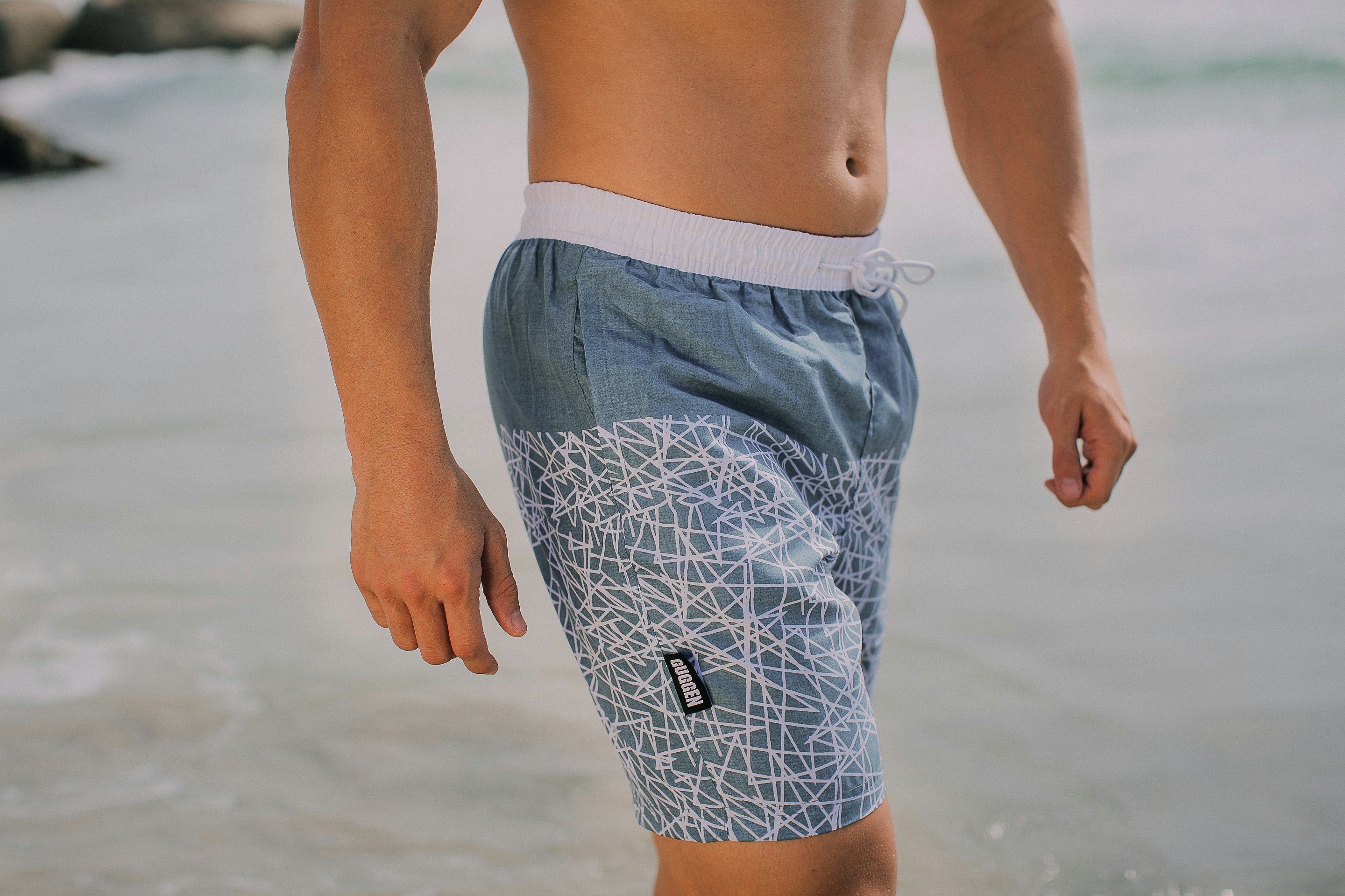 weiß Beachshorts Badehose GUGGEN Srandhose Badeshorts Badehose Mountain Schnelltrocknende mit Boardshorts gestreiftes Schnelltrocknend Kordelzug Herren grau