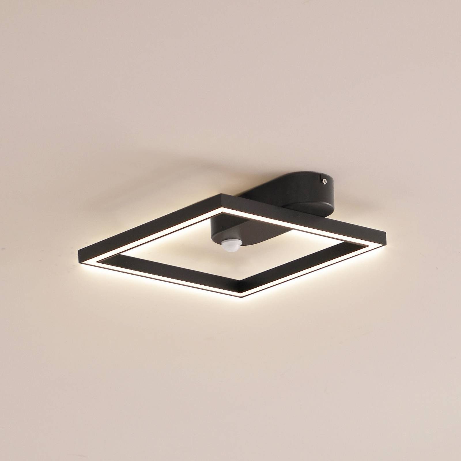 Lindby Deckenleuchten Yulla, LED, Metall, Schwarz warmweiß IP20mit Bewegung günstig online kaufen