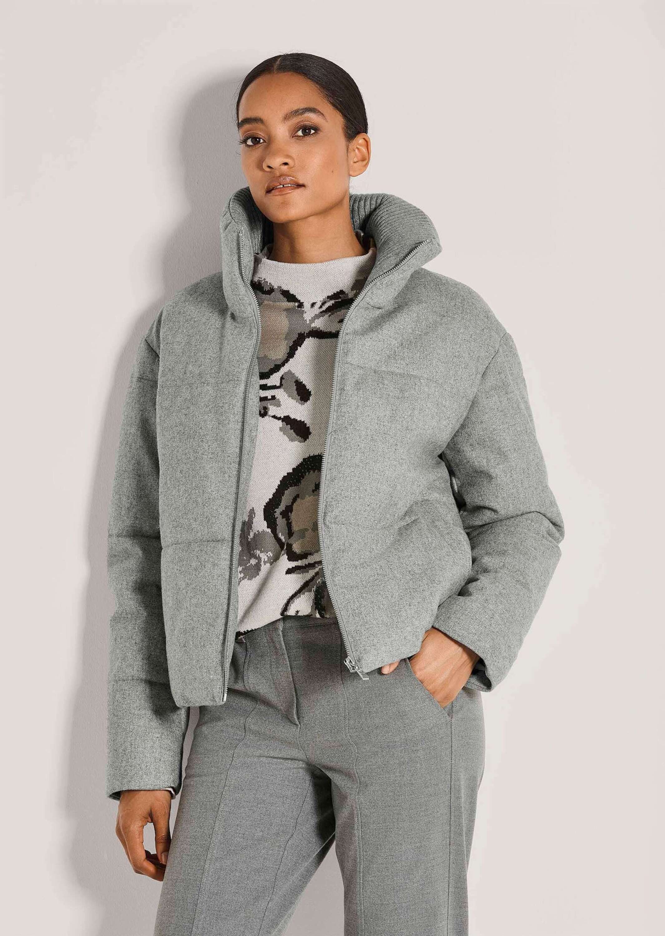 MADELEINE Outdoorjacke Urbaner Chic für kalte Tage Kastige Form mit hohem Stehkragen und langen Ärmeln