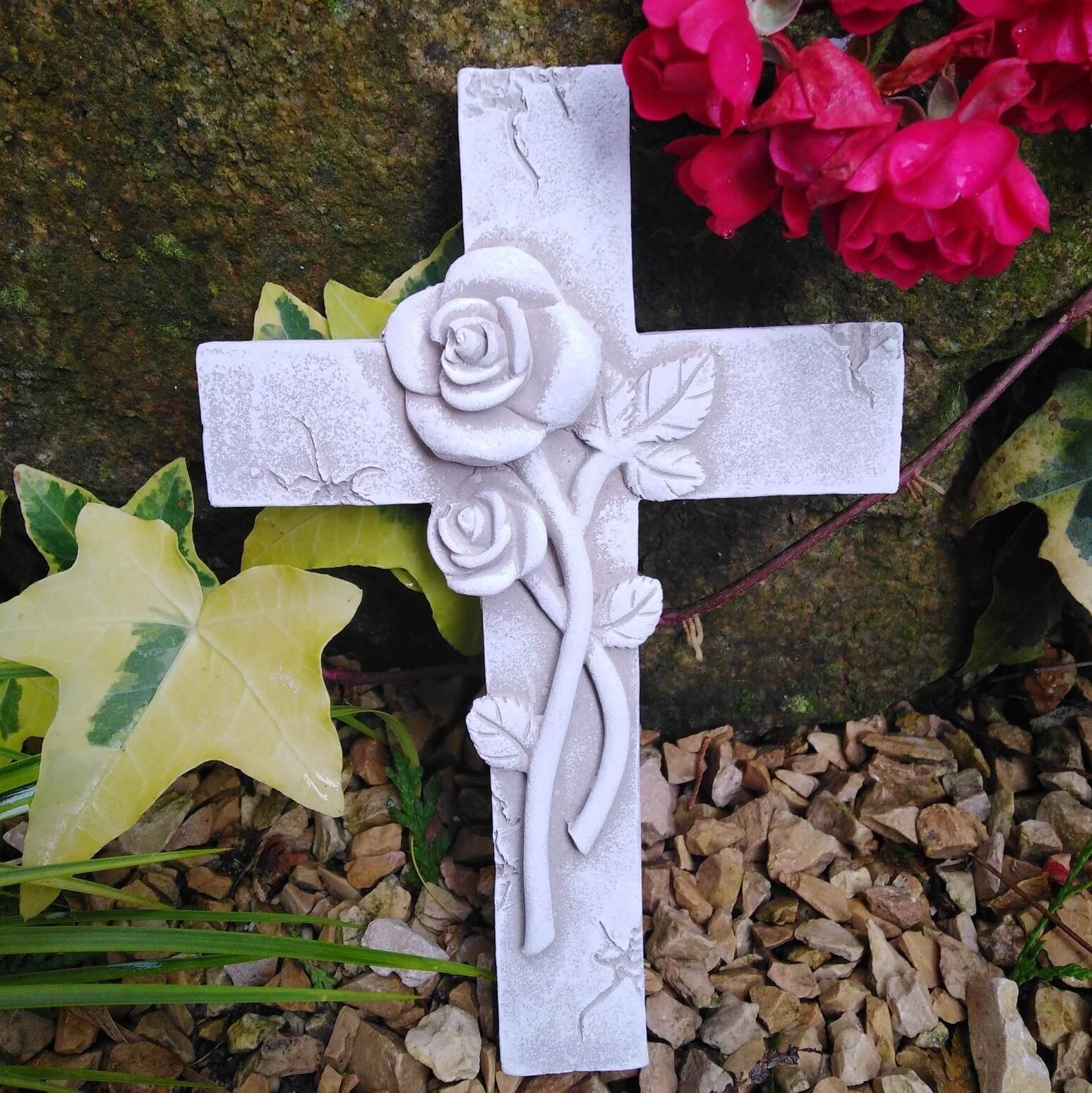 Radami Gartenfigur Kreuz mit 3D Rosen, Grabschmuck, Gedenkstein