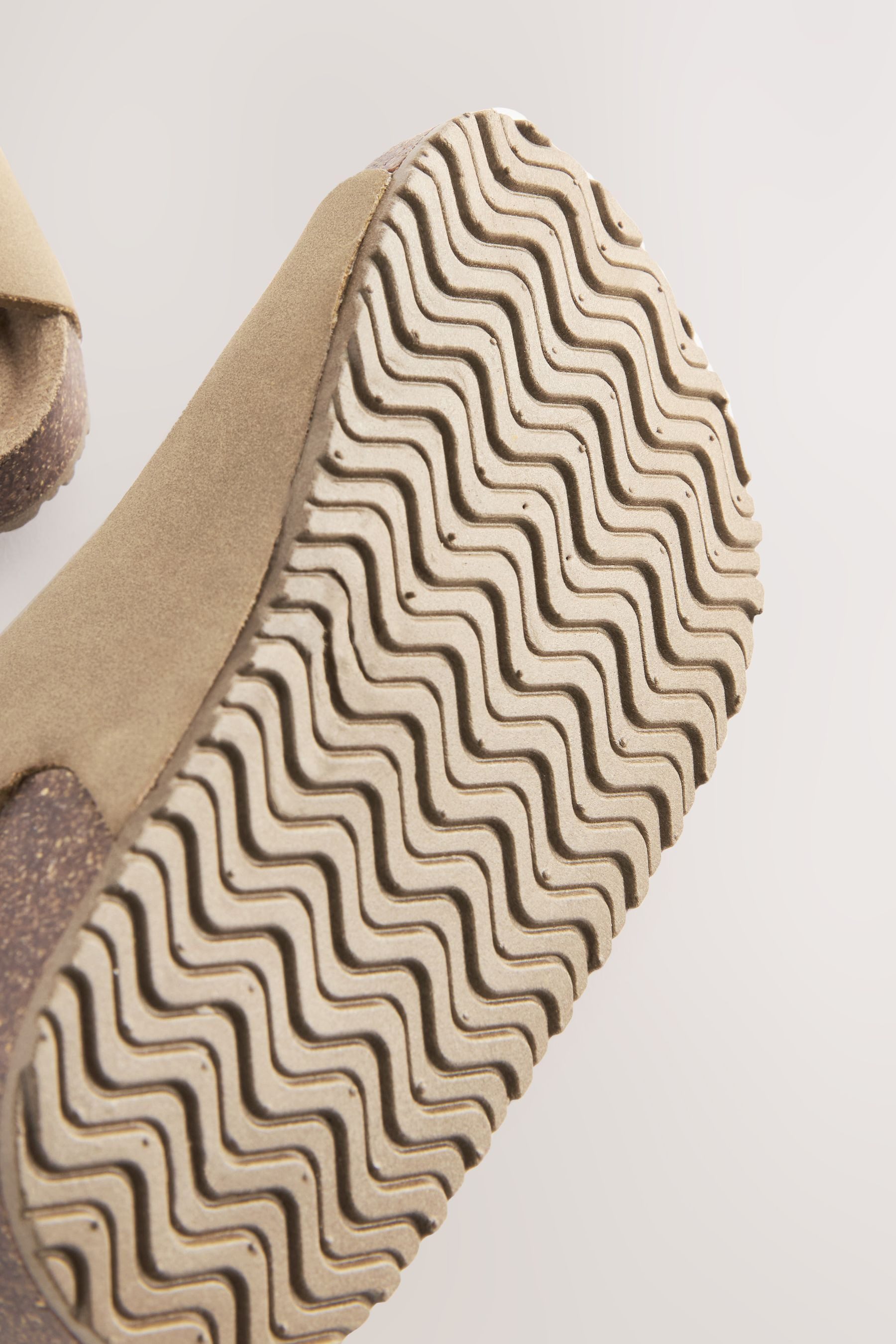 Next Sandale mit Doppelschnalle + gepolstertem Fußbett Sandale (1-tlg)