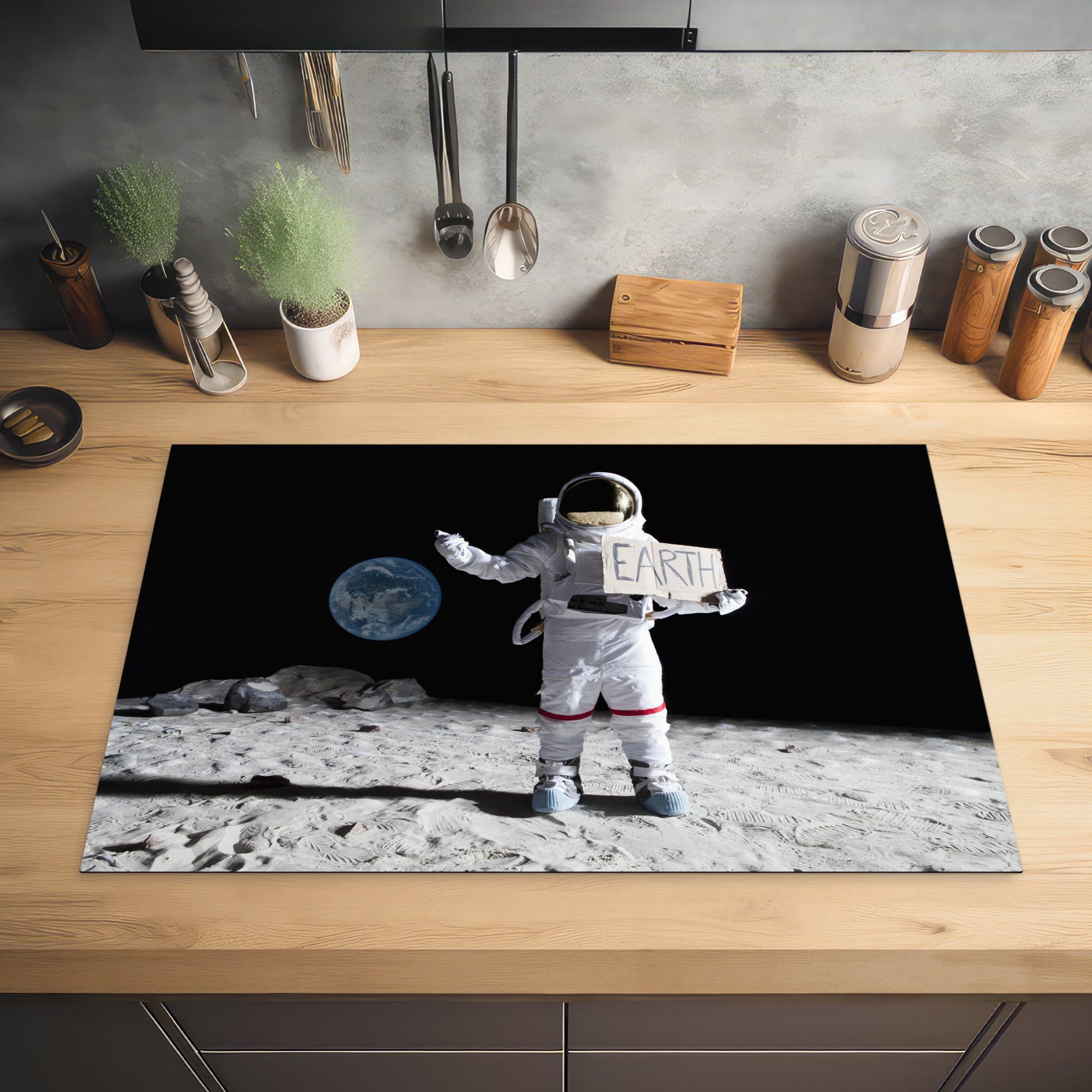 (1 für Herdblende-/Abdeckplatte MuchoWow - Schutz küche, 81x52 cm, die Ceranfeldabdeckung - Induktionskochfeld Astronaut Mond, tlg), Vinyl, Erde