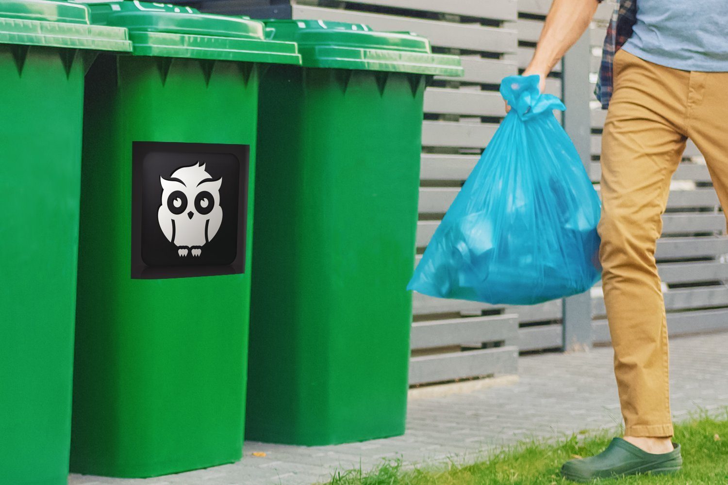 MuchoWow Wandsticker Eine einer Mülleimer-aufkleber, (1 Mülltonne, Eule Abfalbehälter Container, Sticker, Illustration auf St), Hintergrund schwarzem