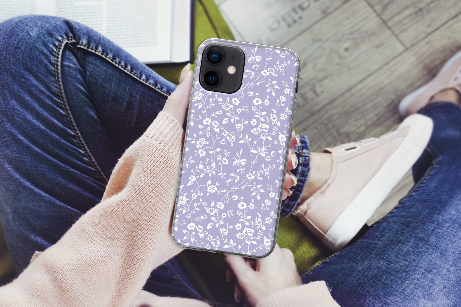 MuchoWow Handyhülle für Apple iPhone 12 Florales Muster - Lila - Weiß - Blumen, Smartphone-Bumper, Print, Handy Schutzhülle Dünn