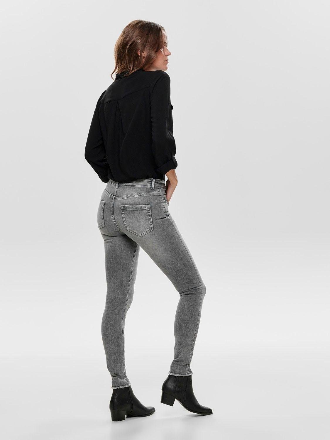 ONLY Skinny-fit-Jeans ONLBLUSH MID SK ANK RW REA0918 NOOS mit ausgefranstem günstig online kaufen