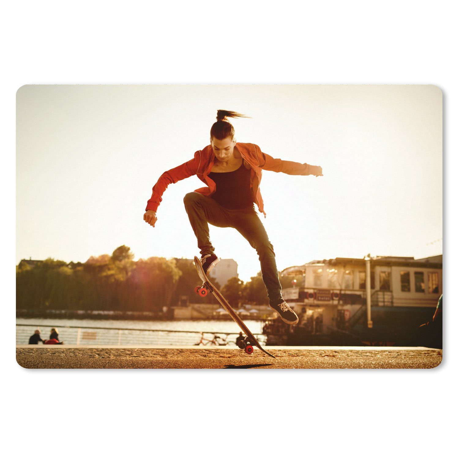 MuchoWow Gaming Mauspad Eine Frau macht einen Stunt mit ihrem Skateboard (1-St), Mousepad mit Rutschfester Unterseite, Gaming, 120x80 cm, XXL, Großes